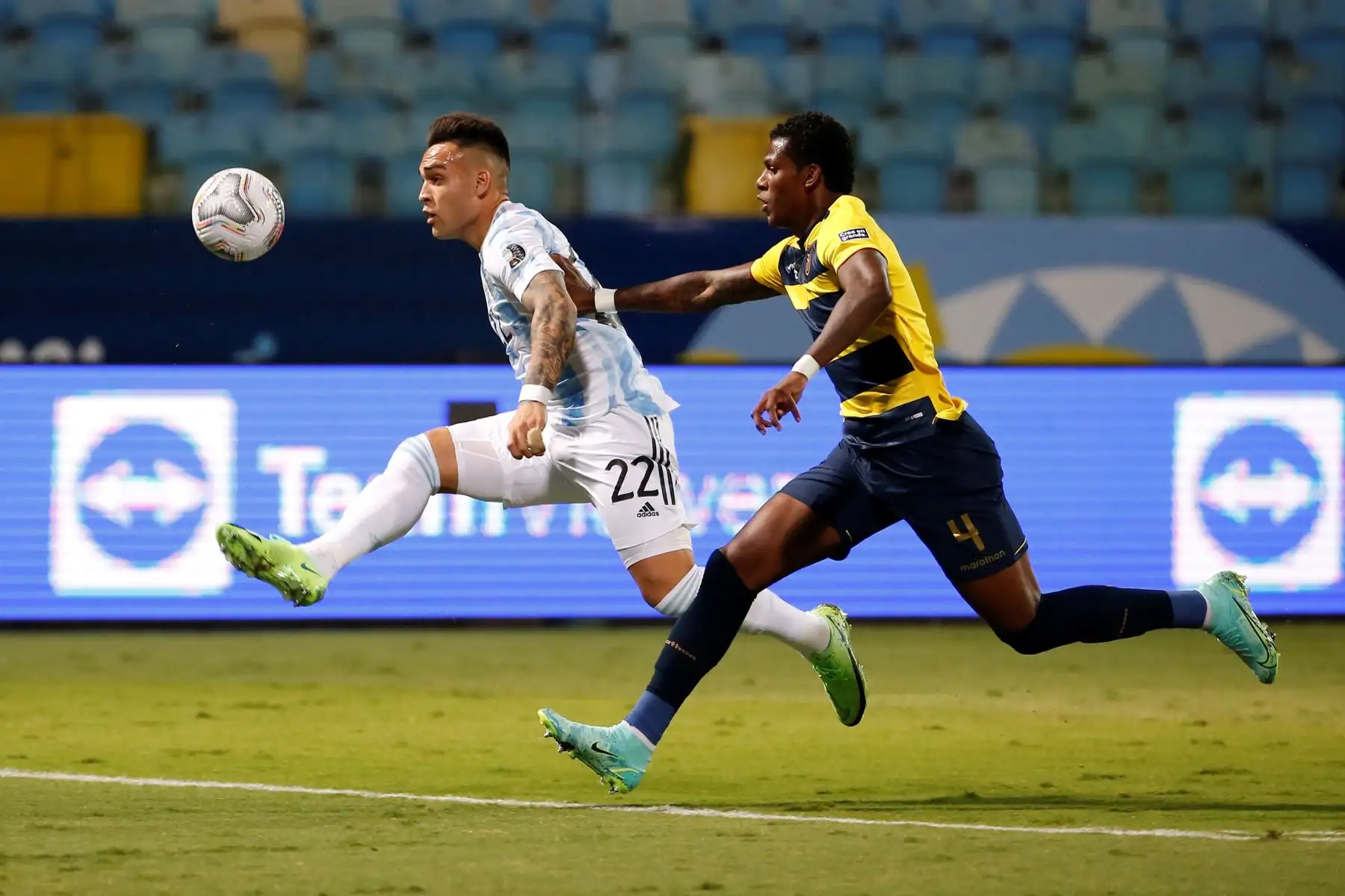 Lautaro Martínez de Argentina disputa hoy el balón con Robert Arboleda de Ecuador, durante un partido por los cuartos de final de la Copa América en el estadio Olímpico Pedro Ludovico Teixeira en Goiania (Brasil). Foto: EFE