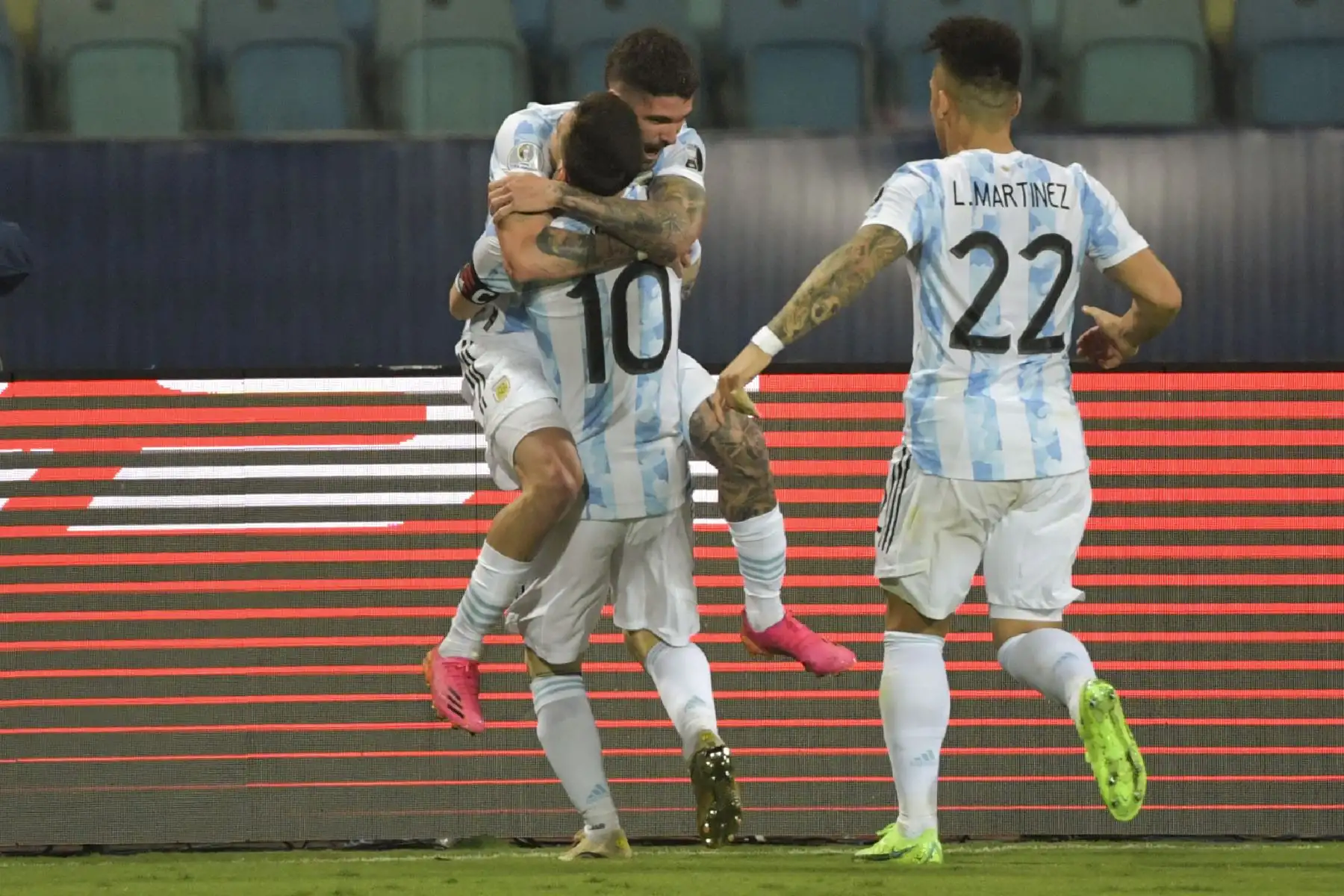 El argentino Rodrigo De Paul (izq.) Celebra con su compañero Lionel Messi después de anotar contra Ecuador durante el partido de cuartos de final de la Copa América Conmebol 2021 en el Estadio Olímpico de Goiania, Brasil. Foto: AFP