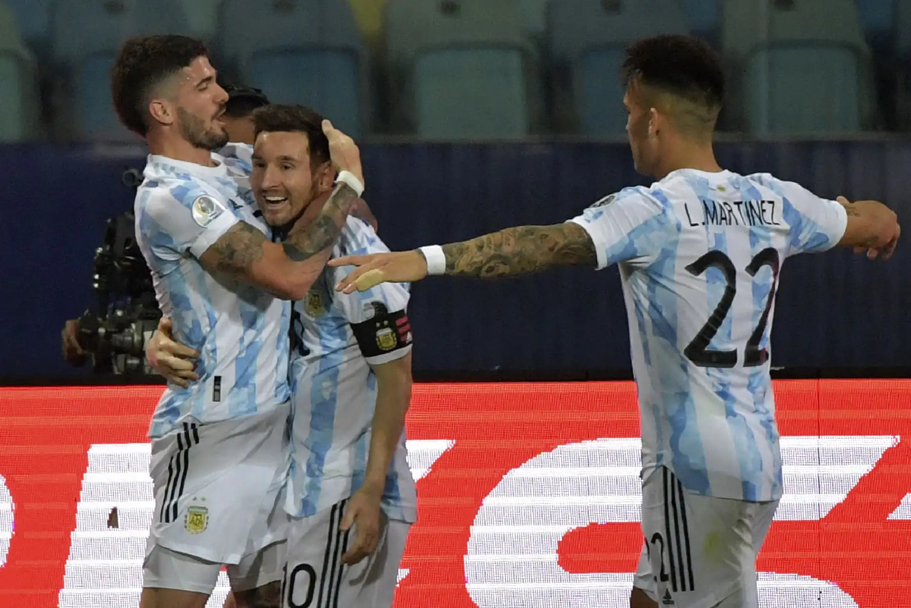 El argentino Rodrigo De Paul (L) celebra con Lionel Messi (C) y Lautaro Martínez tras anotar contra Ecuador durante el partido de cuartos de final de la Copa América Conmebol 2021 en el Estadio Olímpico de Goiania, Brasil. Foto: AFP