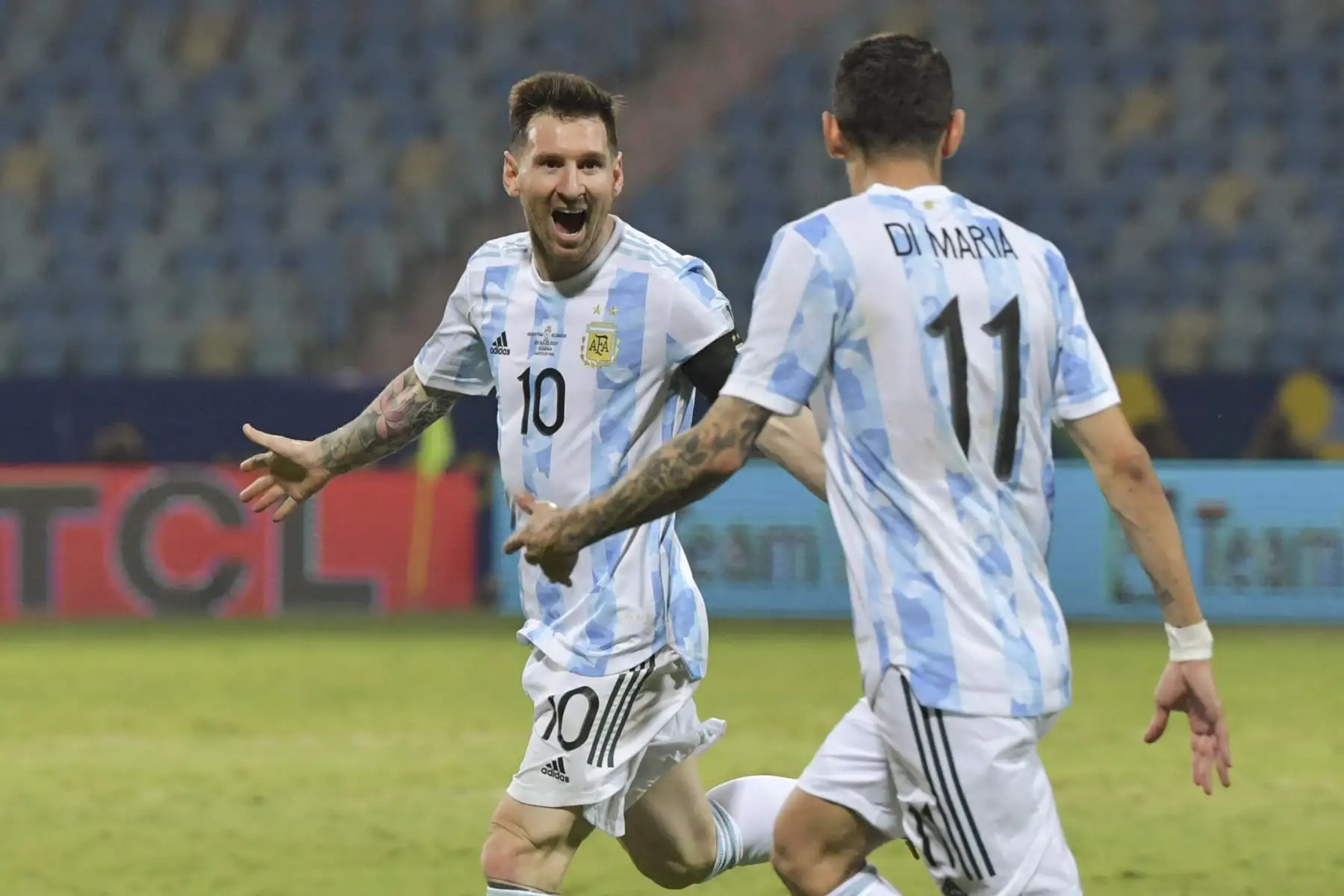 El argentino Lionel Messi (L) celebra con el argentino Angel Di Maria tras anotar contra Ecuador durante el partido de cuartos de final de la Copa América Conmebol 2021 en el Estadio Olímpico de Goiania, Brasil. Foto: AFP