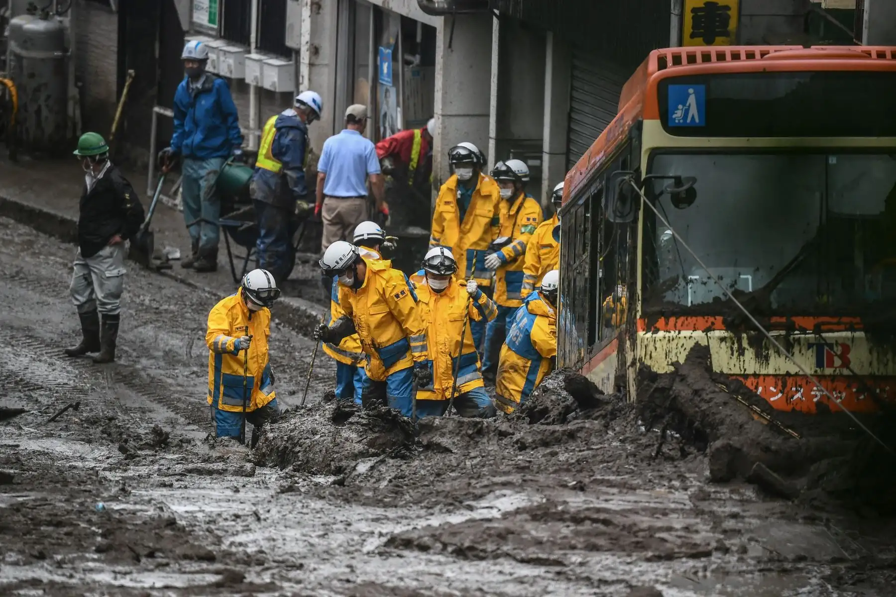 La policía busca a personas desaparecidas en el lugar de un deslizamiento de tierra luego de días de fuertes lluvias en Atami, en la prefectura de Shizuoka.
Foto: AFP