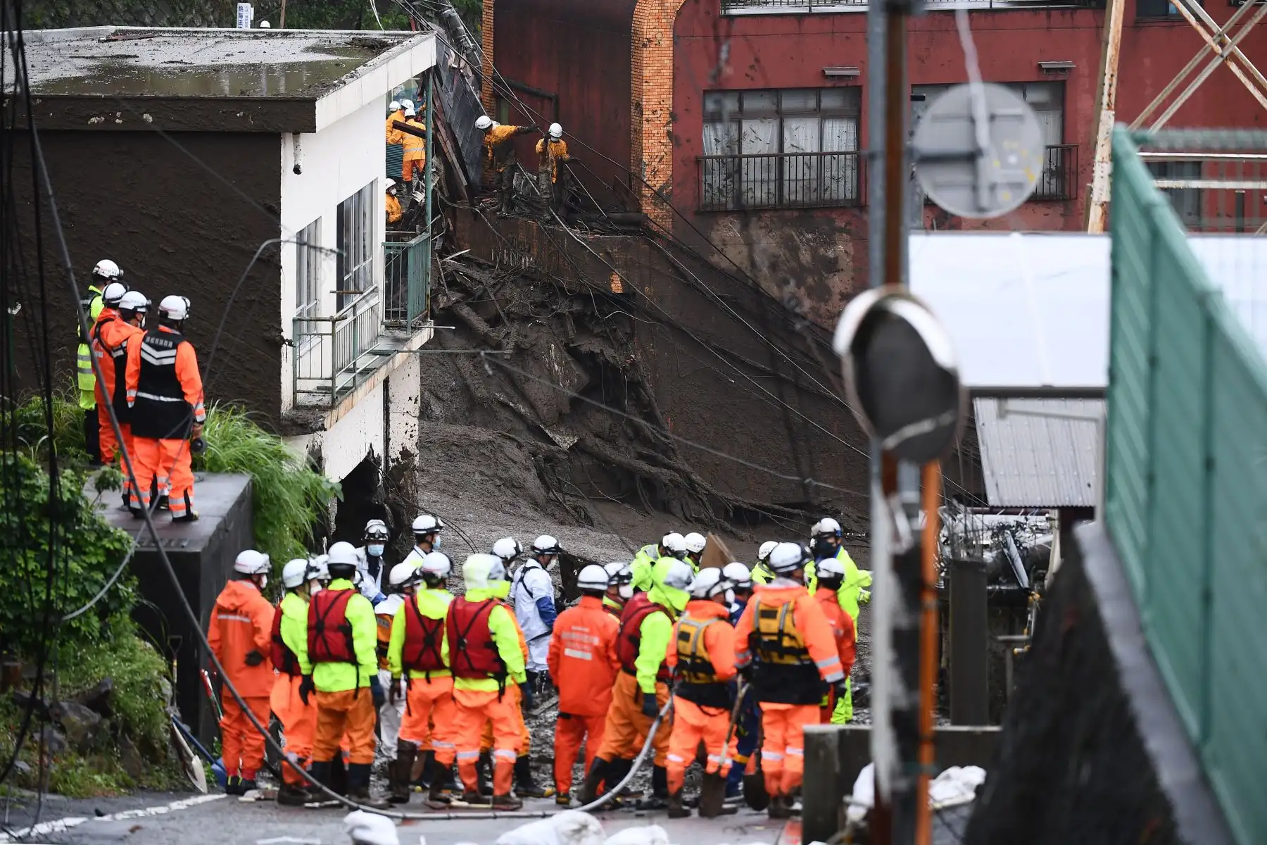 Los bomberos comienzan a buscar sobrevivientes en el lodo en el lugar de un deslizamiento de tierra luego de días de fuertes lluvias en Atami en la prefectura de Shizuoka . 
Foto: AFP