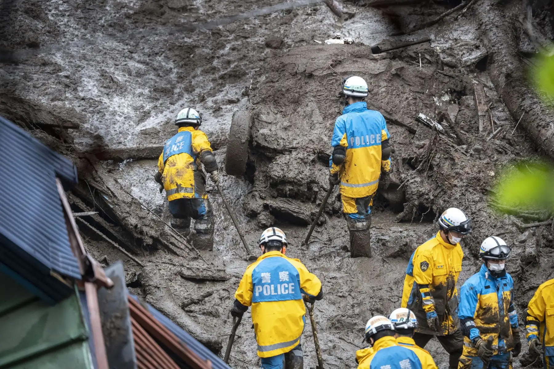 La policía busca a personas desaparecidas en el lugar de un deslizamiento de tierra luego de días de fuertes lluvias en Atami, en la prefectura de Shizuoka.
Foto: AFP