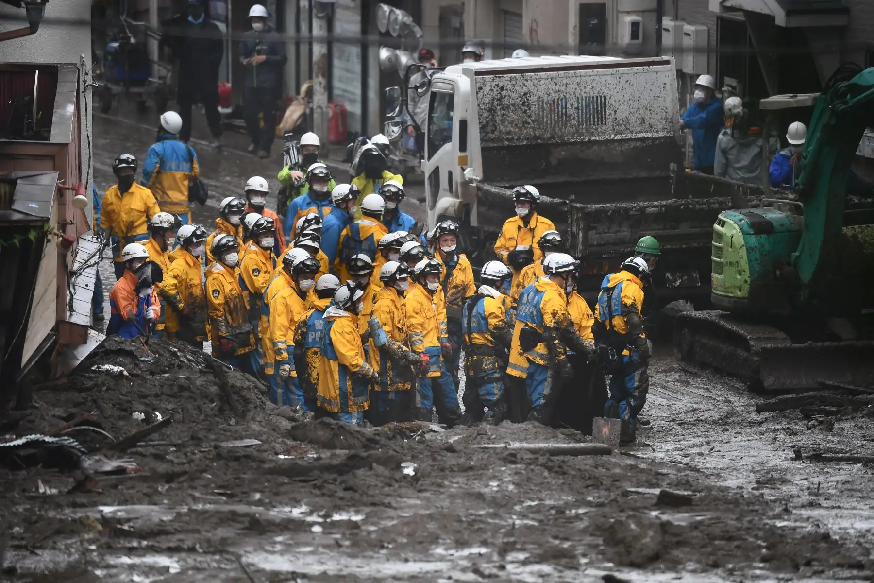 La policía trabaja en el lugar de un deslizamiento de tierra luego de días de fuertes lluvias en Atami, en la prefectura de Shizuoka.
Foto: AFP