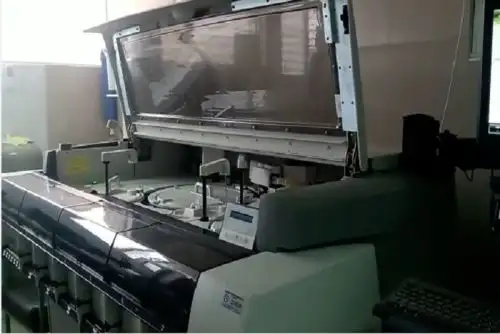 Estos equipos son capaces de procesar pruebas de bioquímica, hormonas e inmunología de manera automatizada y en línea con el sistema informático del servicio de Patología Clínica, lo cual acelera el tiempo para la entrega de los resultados hasta en un 50%.