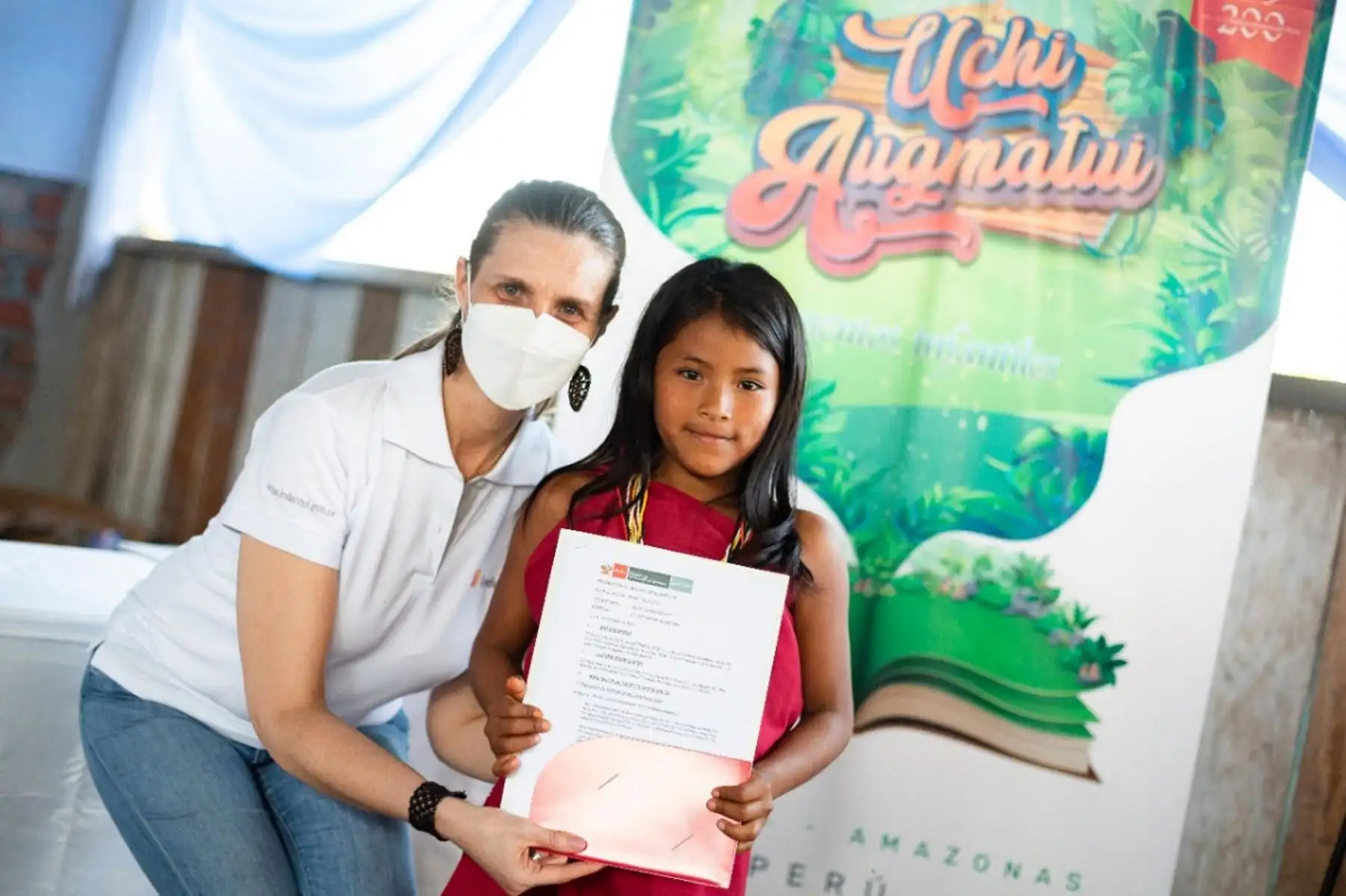 Presidenta ejecutiva de Indecopi, Hania Pérez de Cuéllar, entrega registro de derecho de autor a obra colectiva "Uchi Augmatui", cuentos escritos por menores Awajún. Foto: Cortesía.