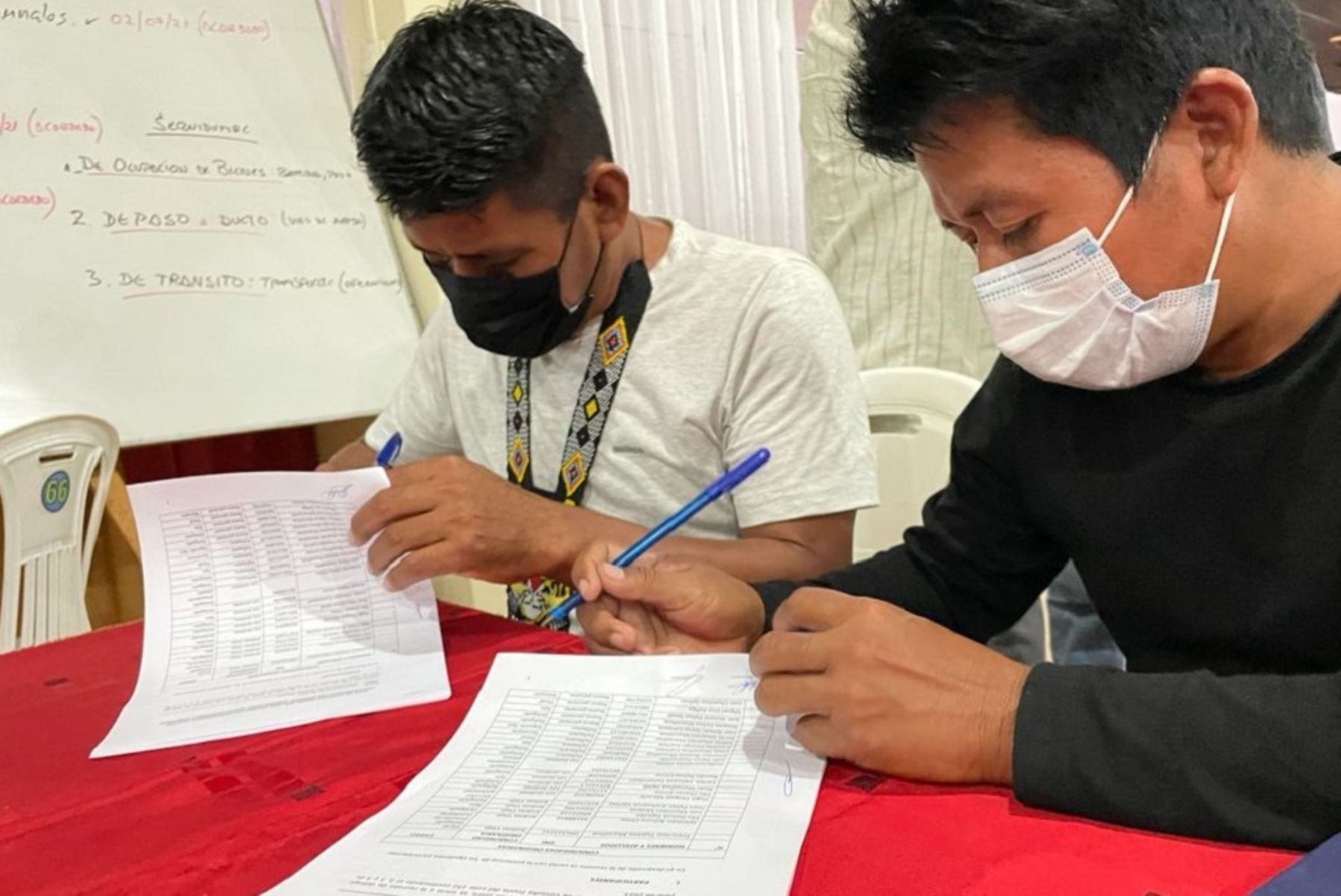 Representantes de comunidades indígenas de la cuenca del Pastaza, firman acta de la consulta previa del Lote 192. Foto: Cortesía.
