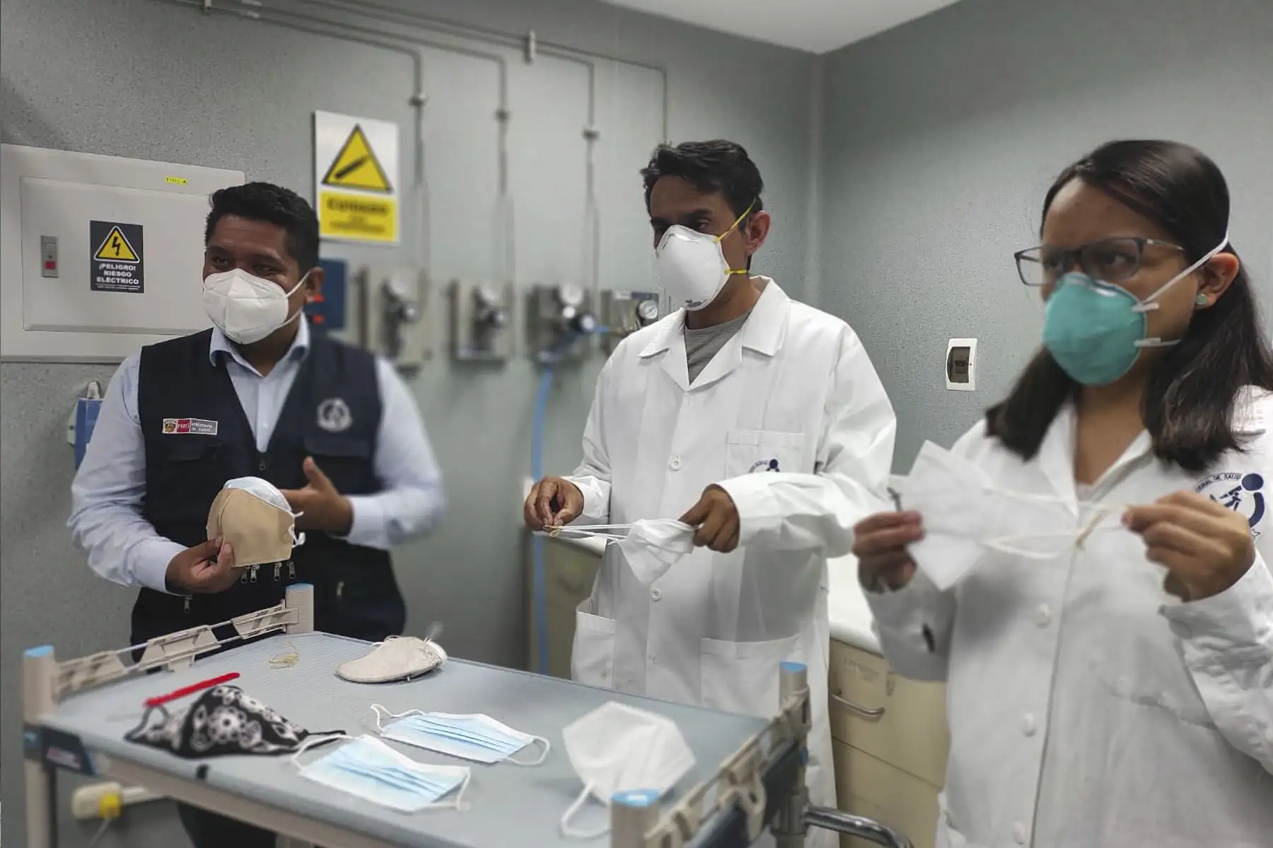Esta tecnología pionera en el Perú consiste en un dispositivo que hace tres mediciones:  el nivel de filtración de partículas microscopicas, el nivel de respirabilidad y la protección respiratoria cuando una persona tiene puesta la mascarilla.