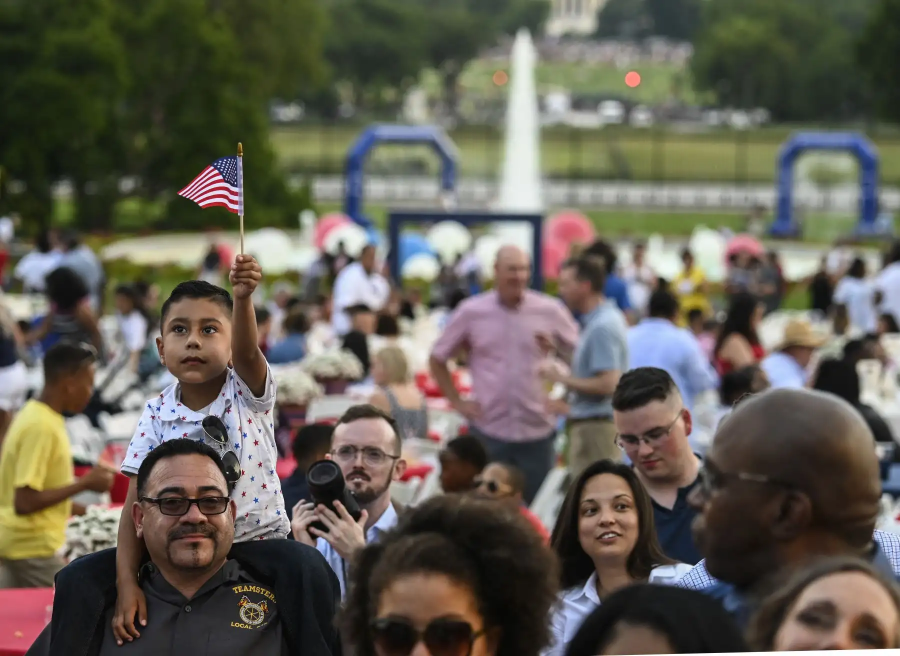 Un niño sostiene una bandera estadounidense mientras los invitados asisten a las celebraciones del Día de la Independencia en la Casa Blanca en Washington, DC, el 4 de julio de 2021. Foto: AFP