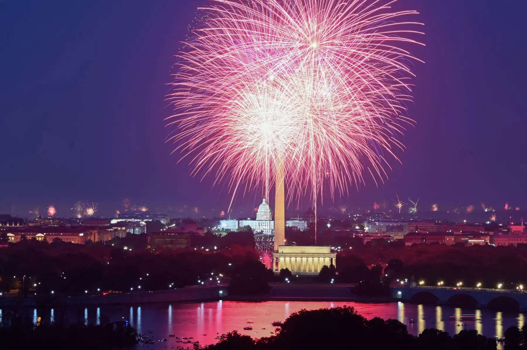 Los fuegos artificiales iluminan el cielo sobre el Lincoln Memorial en el National Mall durante las celebraciones del Día de la Independencia en Washington, DC el 4 de julio de 2021. Foto: AFP