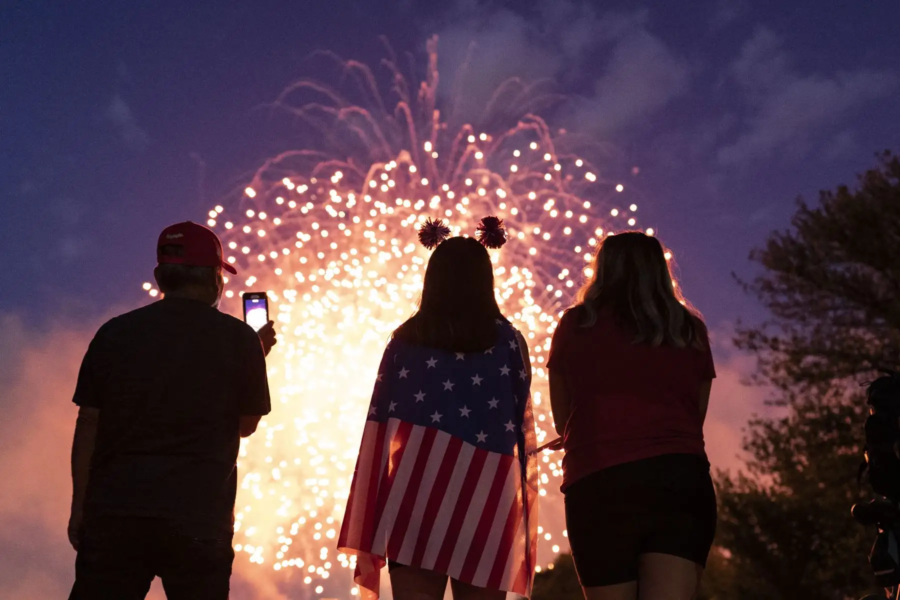 Los visitantes ven la exhibición de fuegos artificiales del Día de la Independencia cerca del Lincoln Memorial en el National Mall el 4 de julio de 2021 en Washington, DC. Foto: AFP