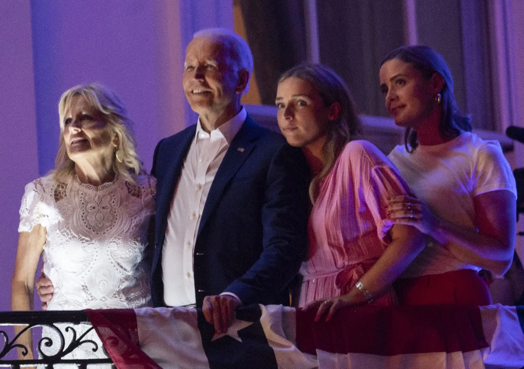 El presidente estadounidense Joe Biden (segunda a la izquierda), la primera dama Jill Biden (izquierda) y sus nietas Finnegan Biden (segunda a la derecha) y Naomi Biden ven los fuegos artificiales desde un balcón de la Casa Blanca durante las celebraciones del Día de la Independencia en Washington, DC, 4 de julio de 2021.