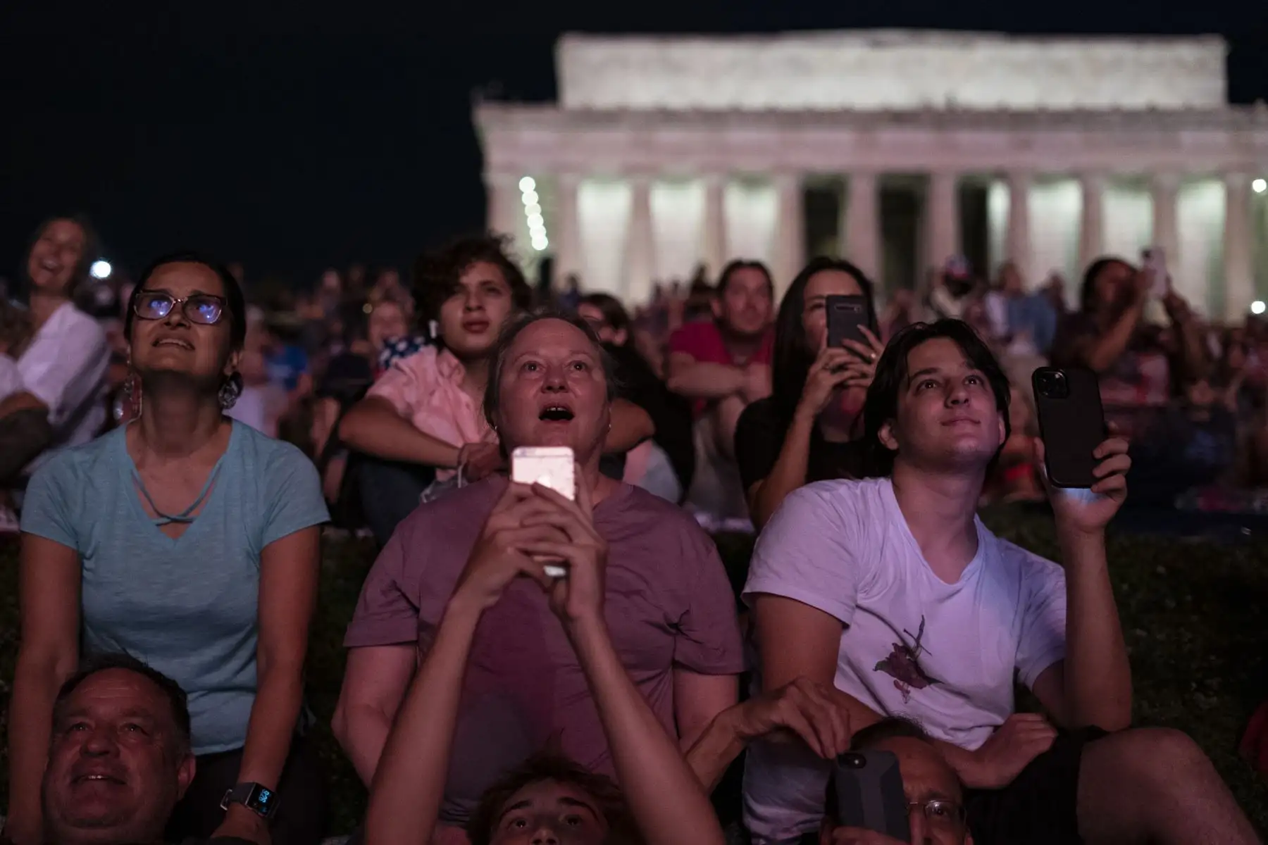 Los visitantes ven la exhibición de fuegos artificiales del Día de la Independencia cerca del Lincoln Memorial en el National Mall el 4 de julio de 2021 en Washington, DC. Foto: AFP