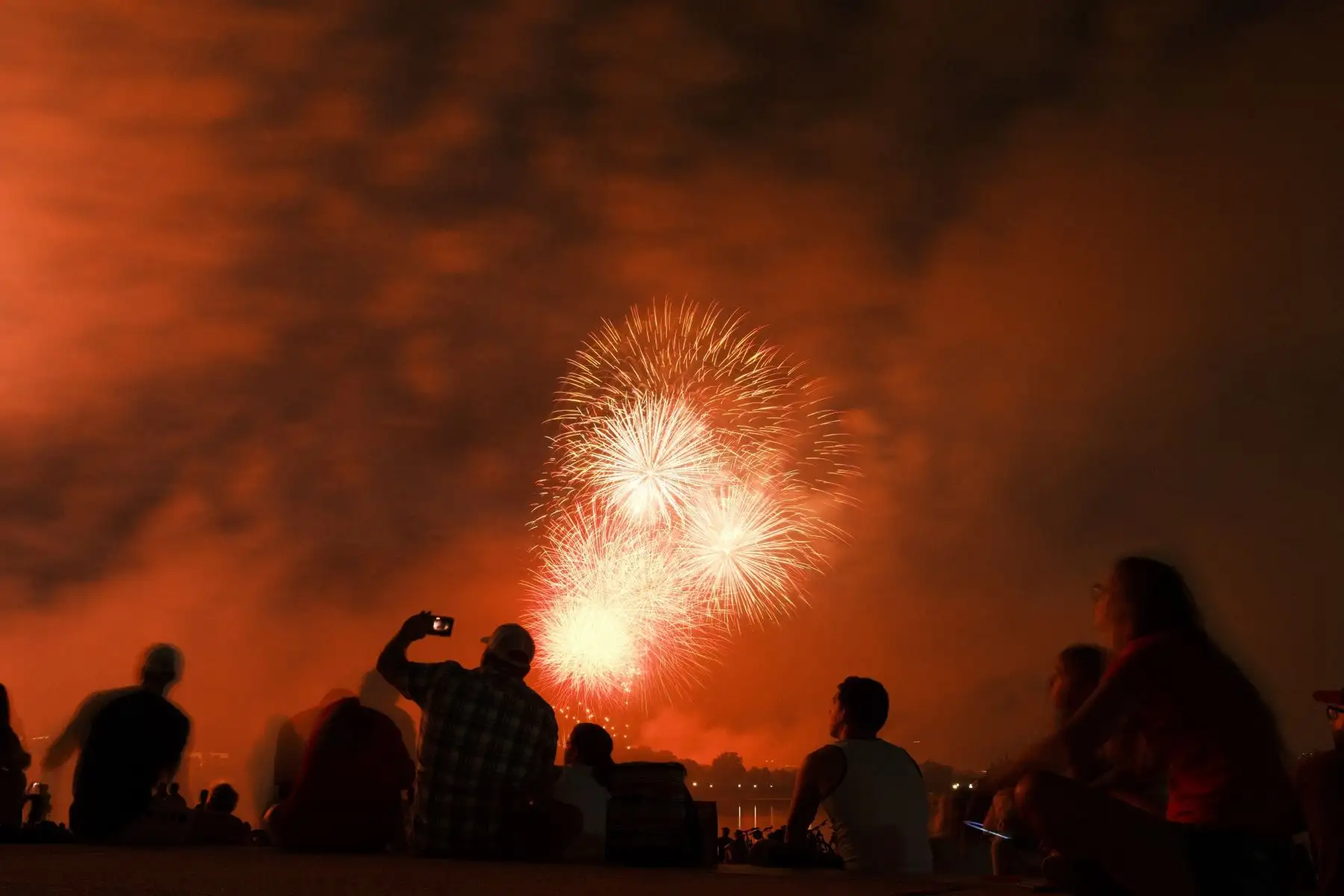 Los fuegos artificiales del Día de la Independencia, parte de la celebración del 4 de julio, se ven desde el Jefferson Memorial en Washington, DC, Estados Unidos, 04 de julio de 2021. Foto: AFP