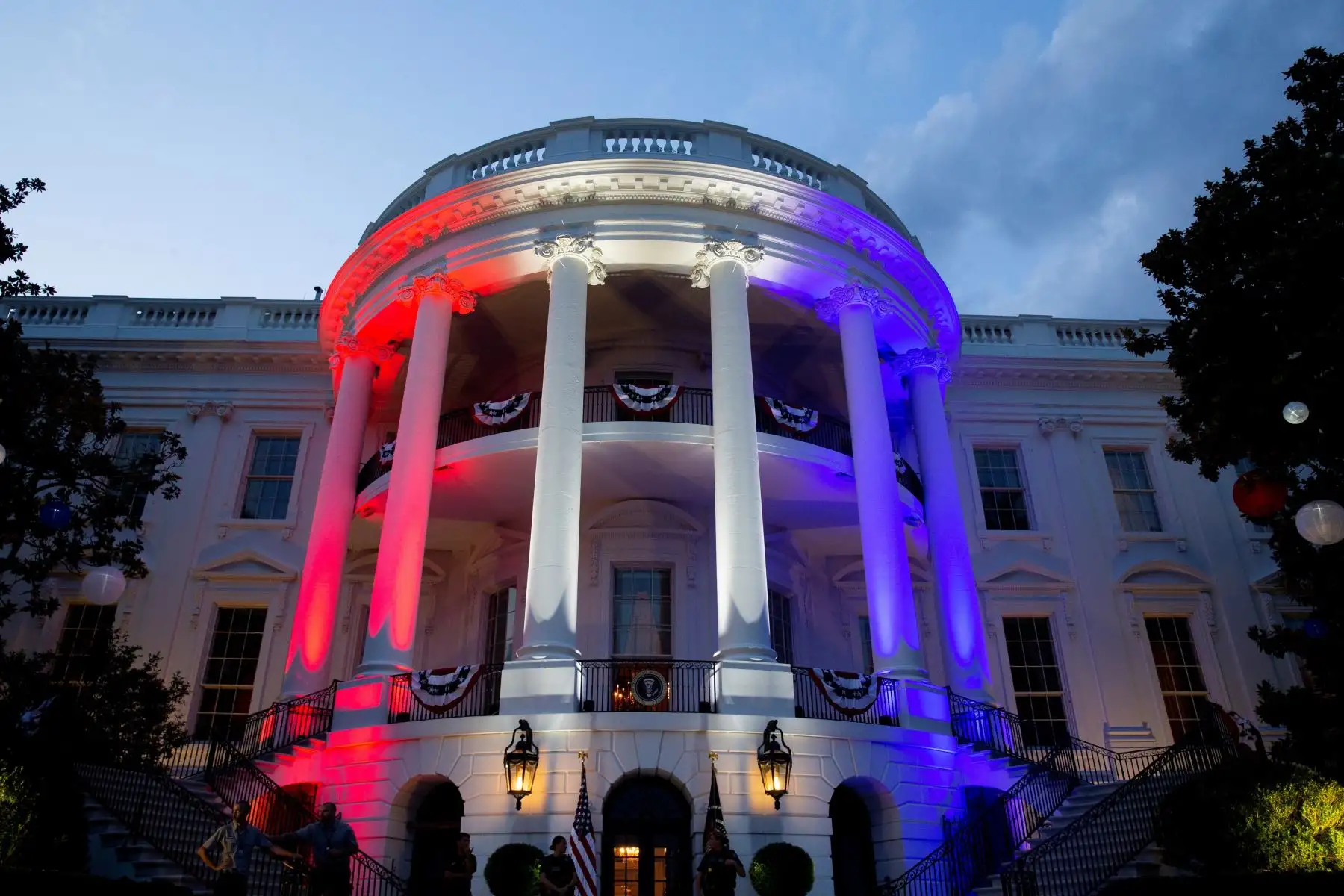El Pórtico Sur de la Casa Blanca se ilumina con los colores de la bandera nacional de Estados Unidos durante una celebración del Día de la Independencia en Washington, DC, Estados Unidos, 04 de julio de 2021. Foto: AFP