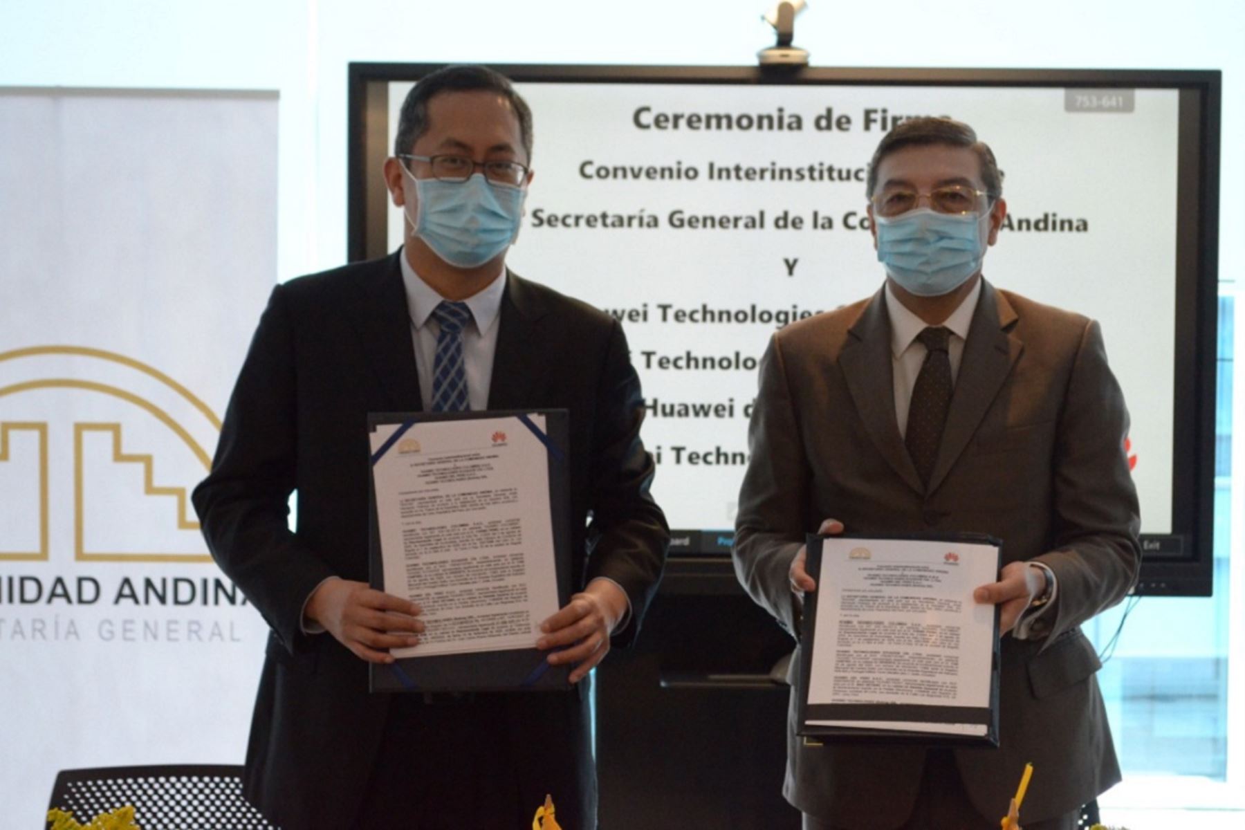 Vicepresidente global de Huawei, Mark Xueman y el secretario general de la CAN, Jorge Hernando Pedraza, firman convenio de cooperación en Bogotá, Colombia. Foto: Cortesía.