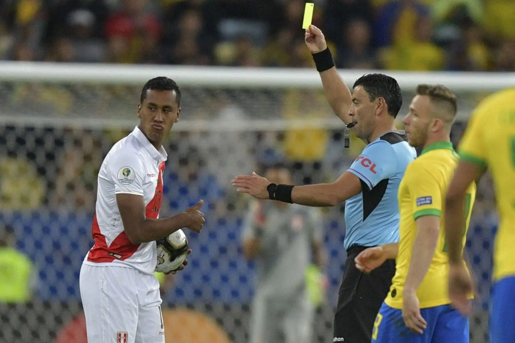 Roberto Tobar será el juez principal del partido Perú-Brasil