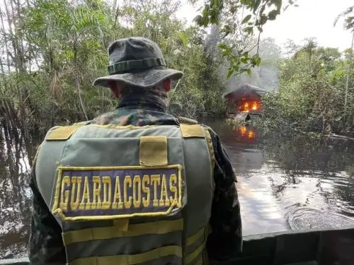 La Marina de Guerra del Perú destruyó dragas y material utilizado por la minería ilegal en un operativo ejecutado en el río Nanay, a la altura del distrito de Alto Nanay, región Loreto. ANDINA/Difusión