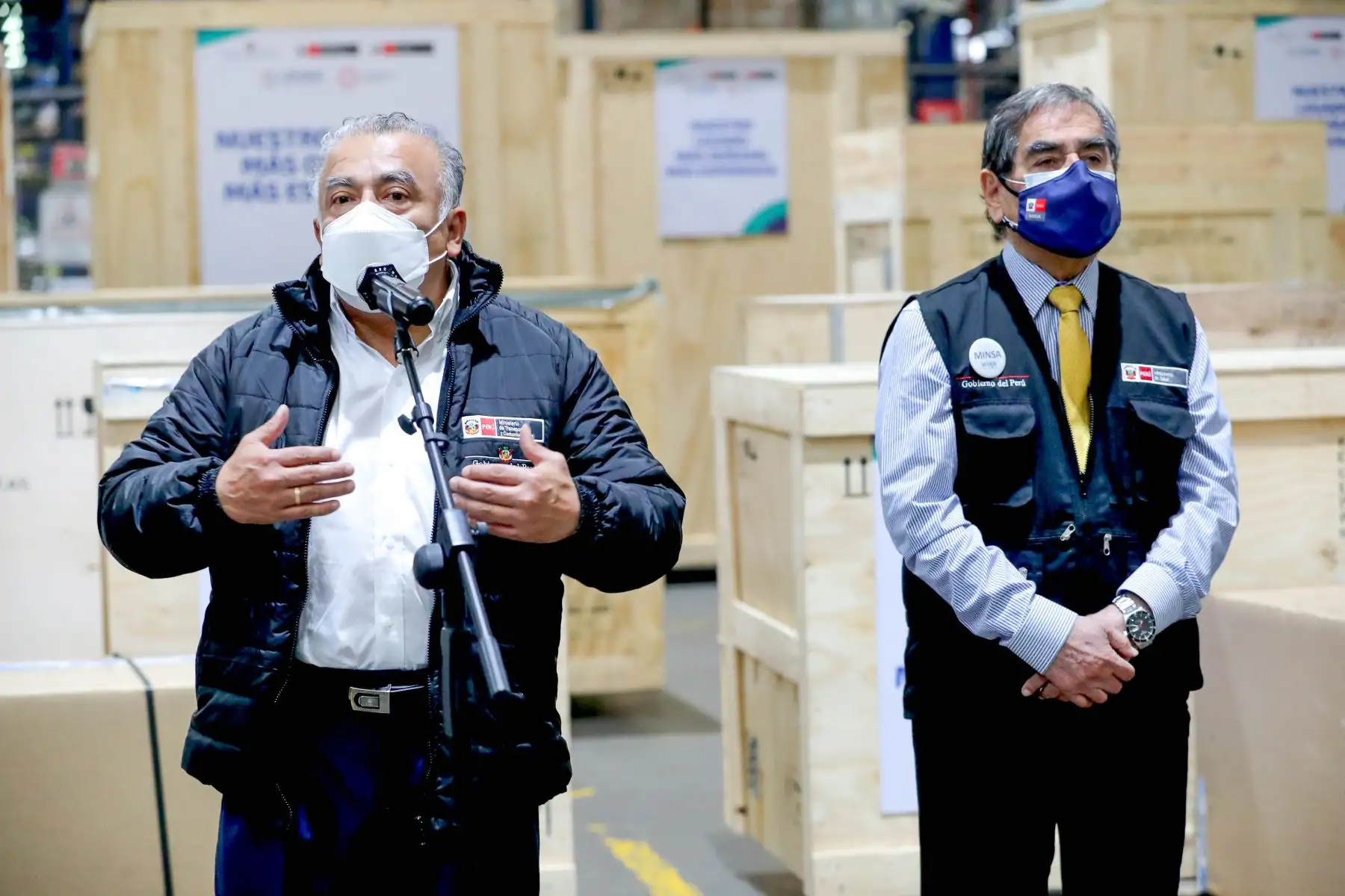 El ministro de Transportes Eduardo González y el ministro de Salud Oscar Ugarte, recibieron esta mañana cuatro plantas de oxígeno que el proyecto Legados importó de Francia para hospitales de Lima Metropolitana y la región Lima Provincias. Foto: ANDINA/  MTC