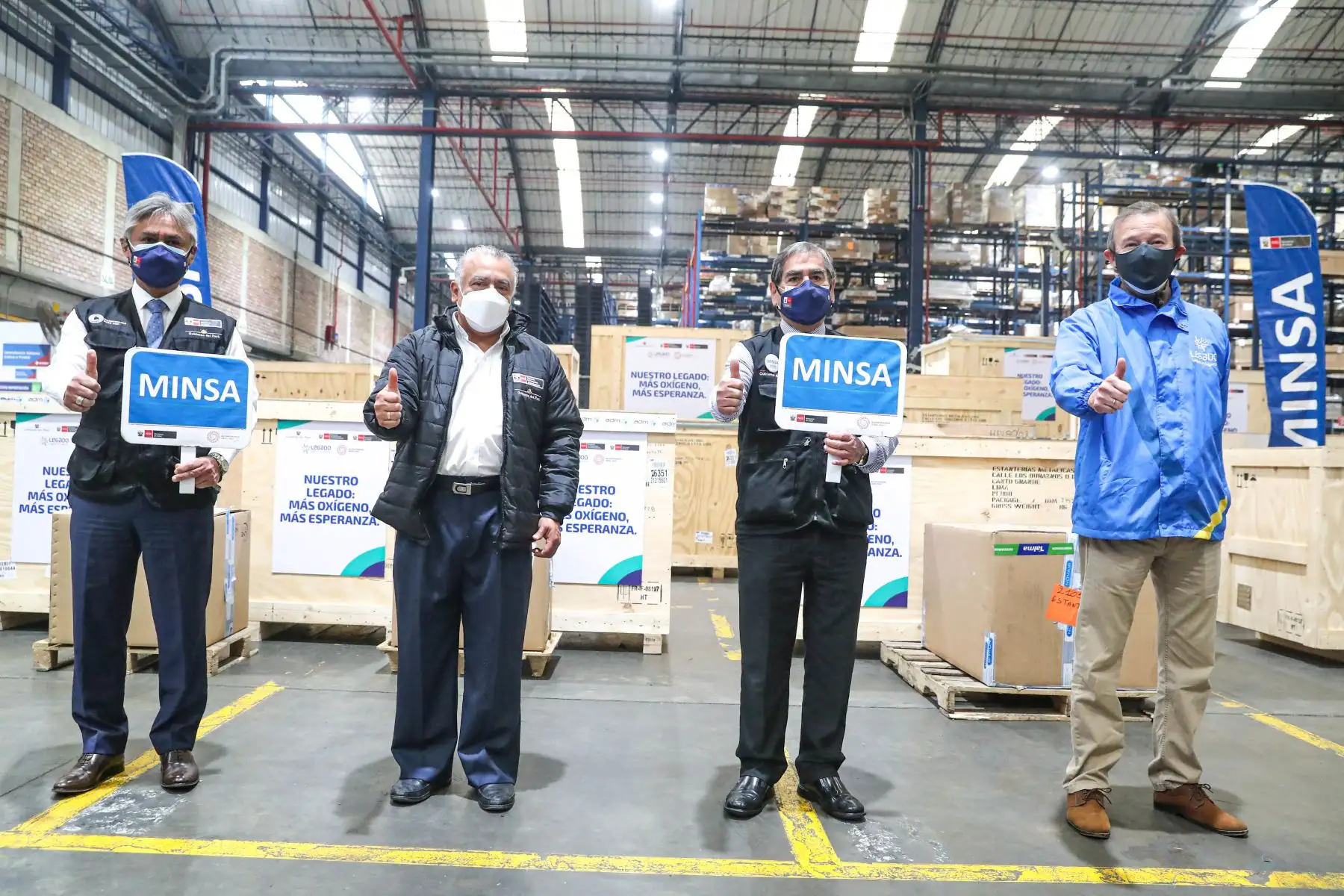 El ministro de Transportes Eduardo González y el ministro de Salud Oscar Ugarte, recibieron esta mañana cuatro plantas de oxígeno que el proyecto Legados importó de Francia para hospitales de Lima Metropolitana y la región Lima Provincias. Foto: ANDINA/  MTC