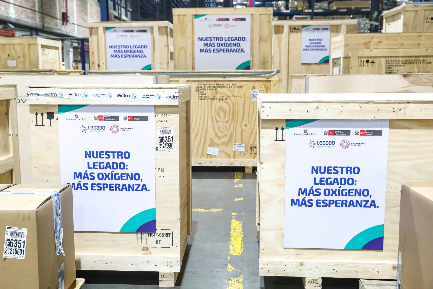 El ministro de Transportes Eduardo González y el ministro de Salud Oscar Ugarte, recibieron esta mañana cuatro plantas de oxígeno que el proyecto Legados importó de Francia para hospitales de Lima Metropolitana y la región Lima Provincias. Foto: ANDINA/  MTC