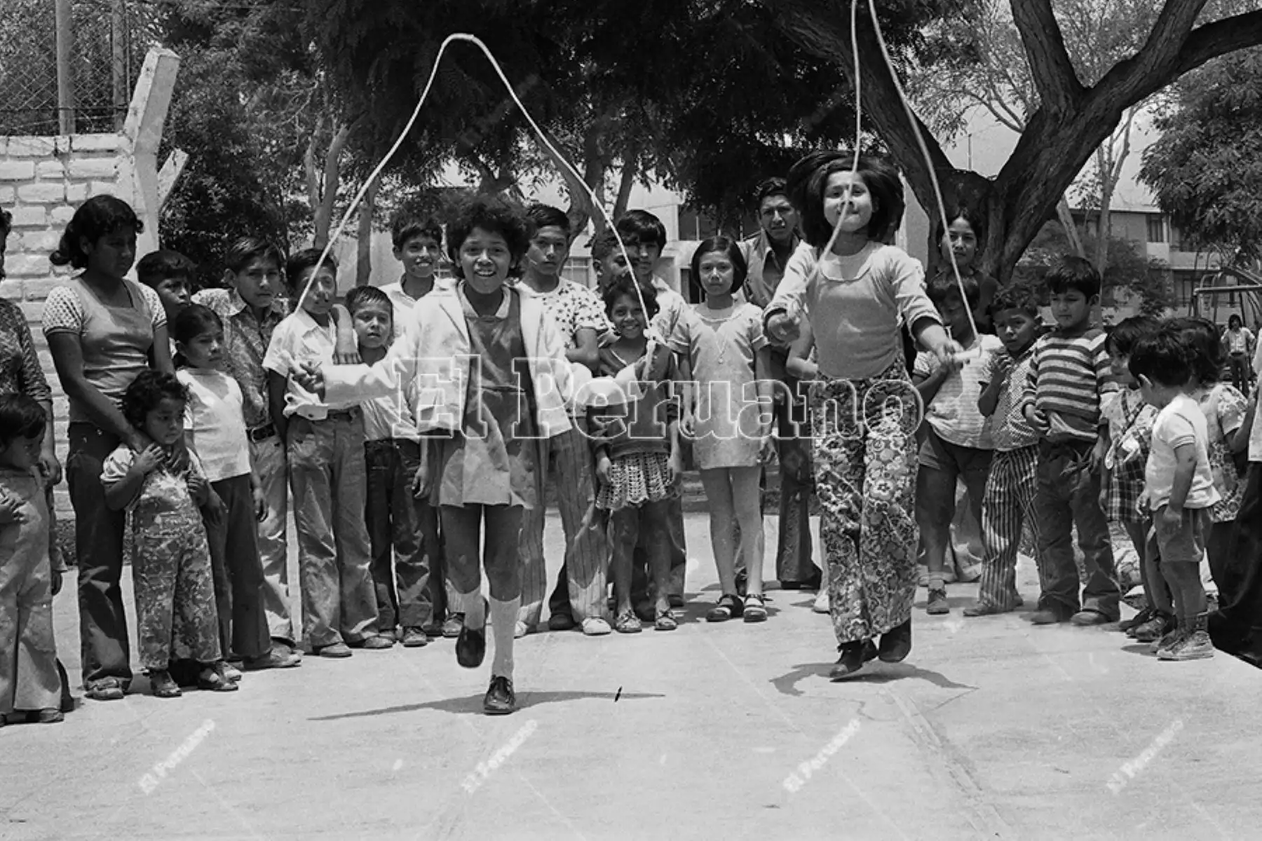 Lima - 17 diciembre 1974. Campaña del diario La Crónica "En busca del juego perdido" por los barrios de  Lima para promover  esos juegos que ya entonces parecían escaparse de la memoria colectiva. Foto: Archivo Histórico de El Peruano / Virgilio Molero.