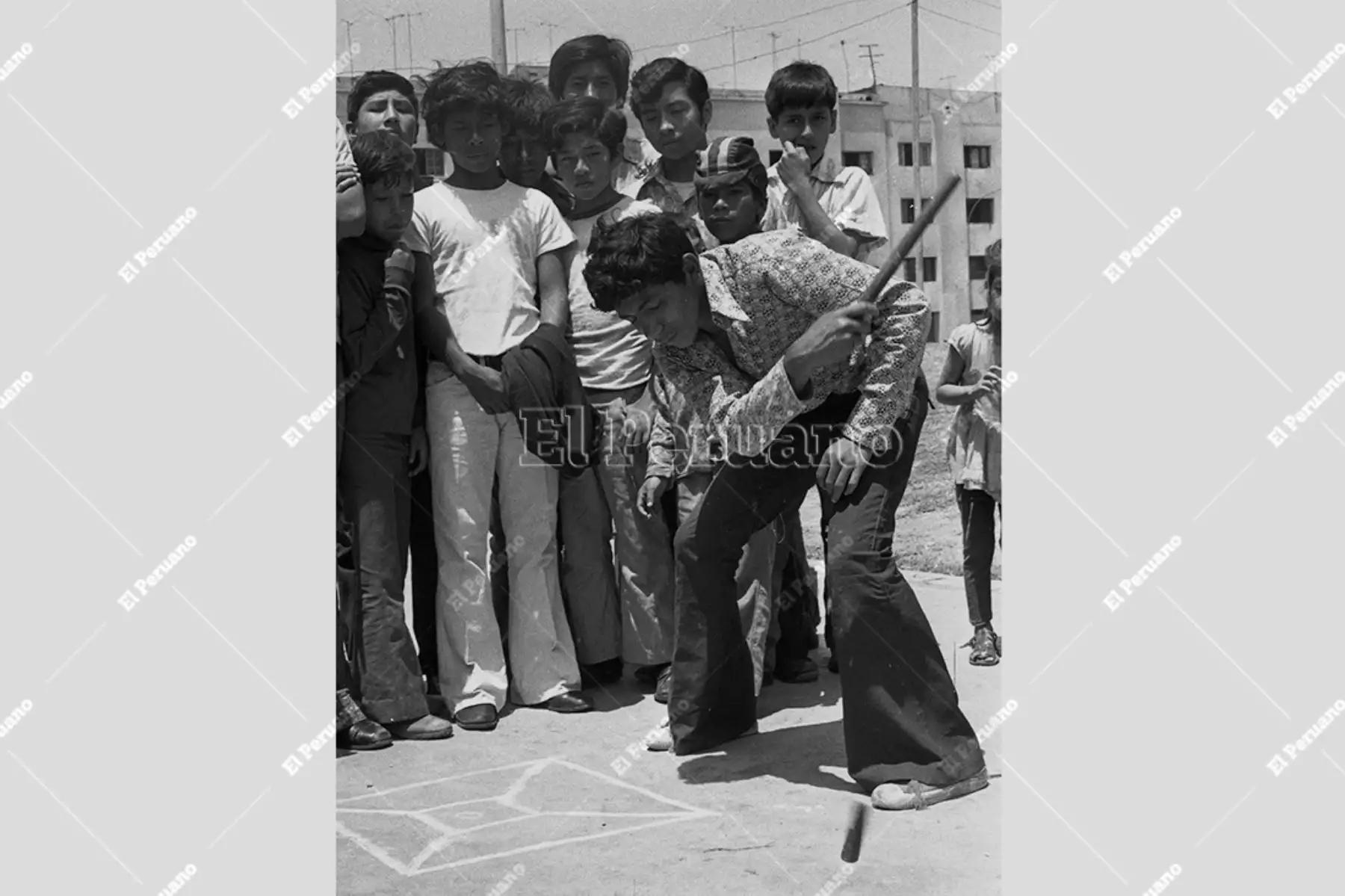 Lima - 17 diciembre 1974. Campaña del diario La Crónica "En busca del juego perdido" por los barrios de  Lima para promover  esos juegos que ya entonces parecían escaparse de la memoria colectiva. Foto: Archivo Histórico de El Peruano