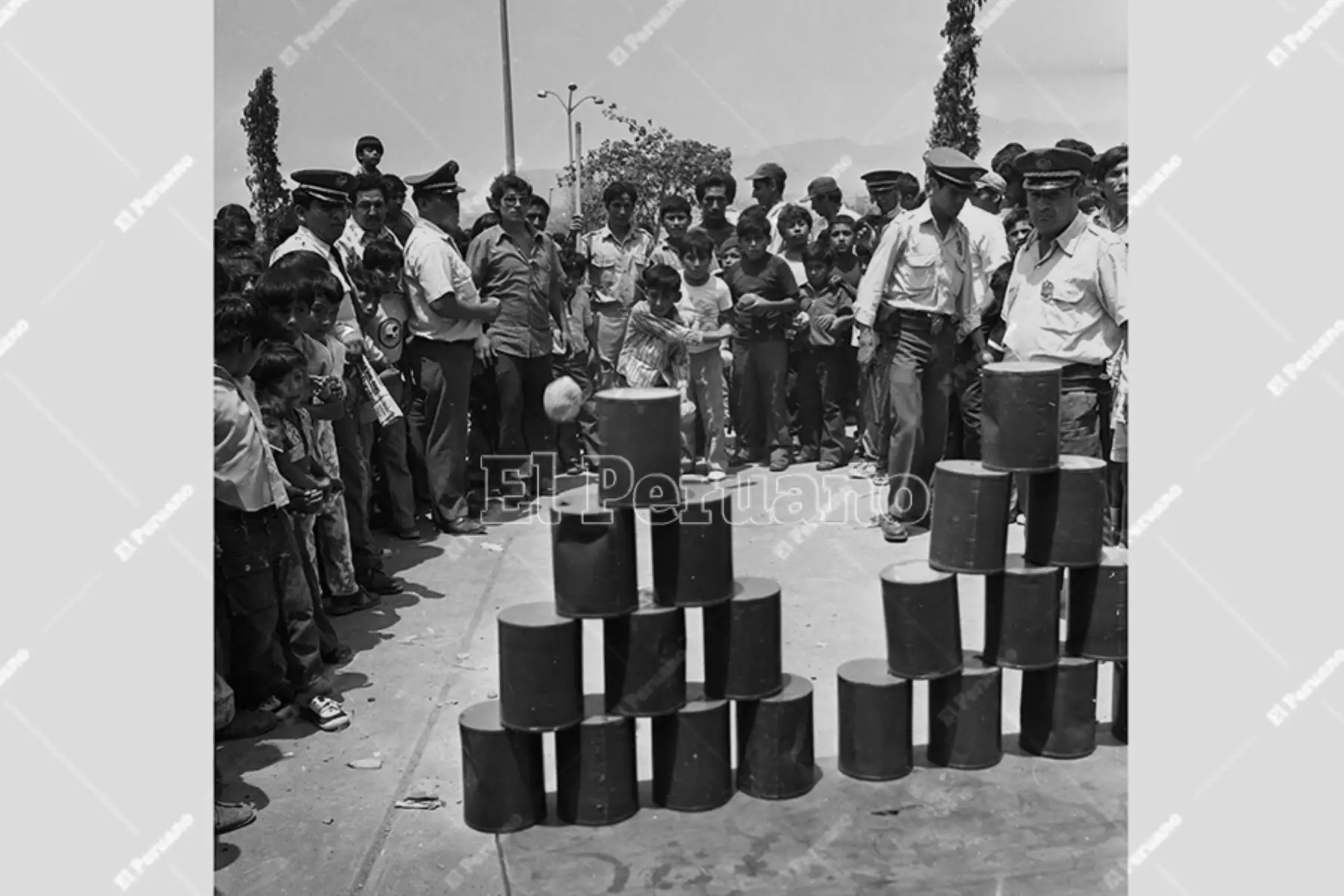 Lima - 17 diciembre 1974. Campaña del diario La Crónica "En busca del juego perdido" por los barrios de  Lima para promover  esos juegos que ya entonces parecían escaparse de la memoria colectiva. Foto: Archivo Histórico de El Peruano
