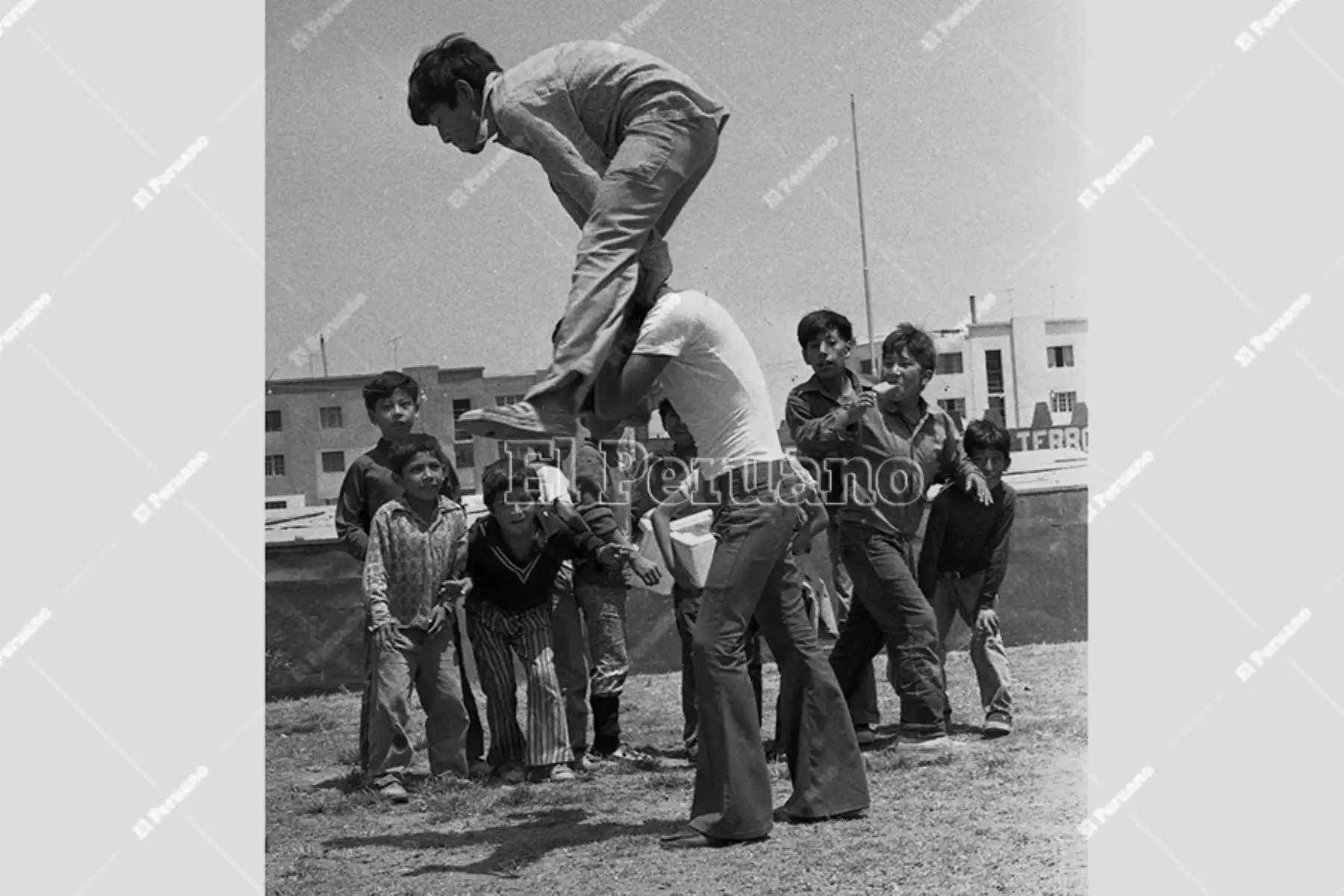 Lima - 17 diciembre 1974. Campaña del diario La Crónica "En busca del juego perdido" por los barrios de  Lima para promover  esos juegos que ya entonces parecían escaparse de la memoria colectiva. Foto: Archivo Histórico de El Peruano / Virgilio Molero.
