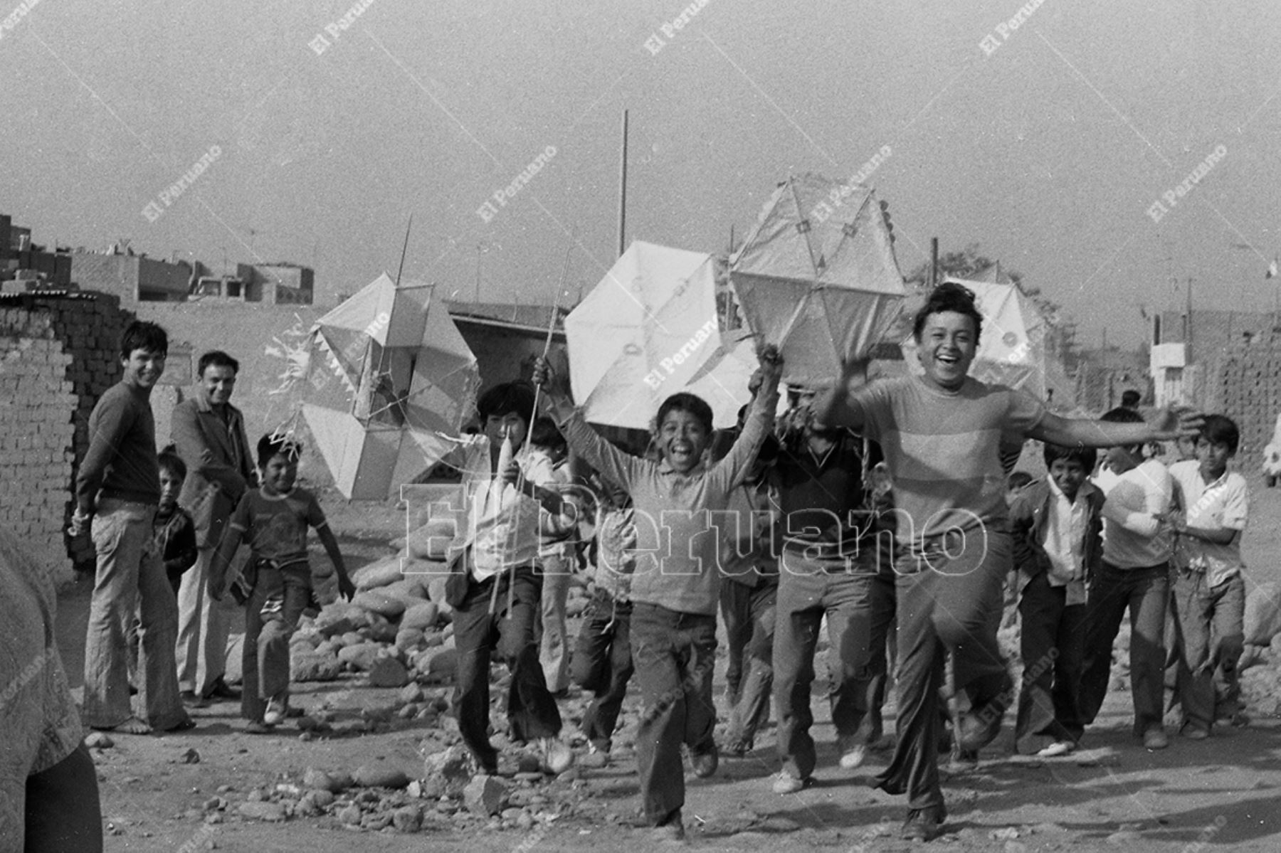Lima - 31 julio 1979. Niños y el juego del vuelo de cometas en un asentamiento humano de Lima. Foto: Archivo Histórico de El Peruano / Bernabé Wong