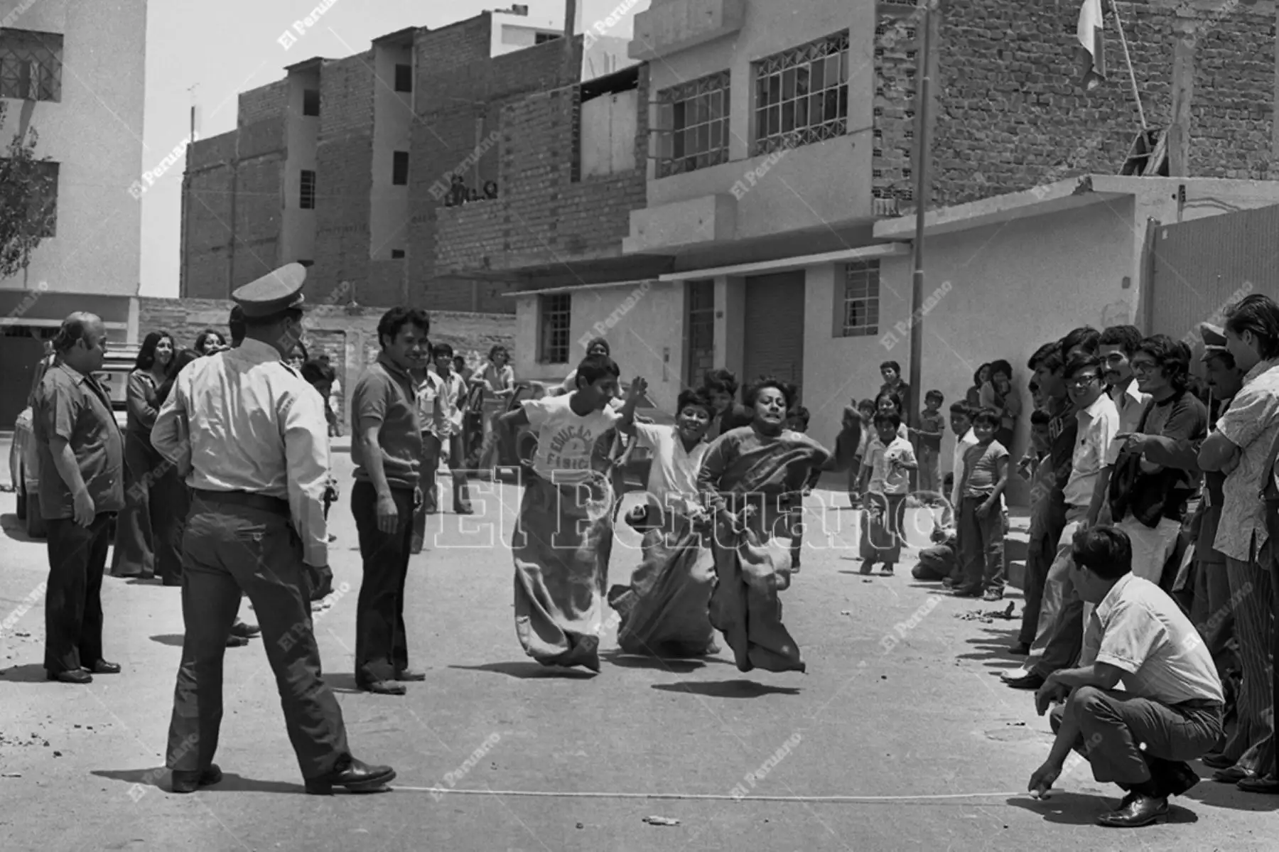 Lima - 17 diciembre 1974. Campaña del diario La Crónica "En busca del juego perdido" por los barrios de  Lima para promover  esos juegos que ya entonces parecían escaparse de la memoria colectiva. Foto Archivo Histórico de El Peruano
