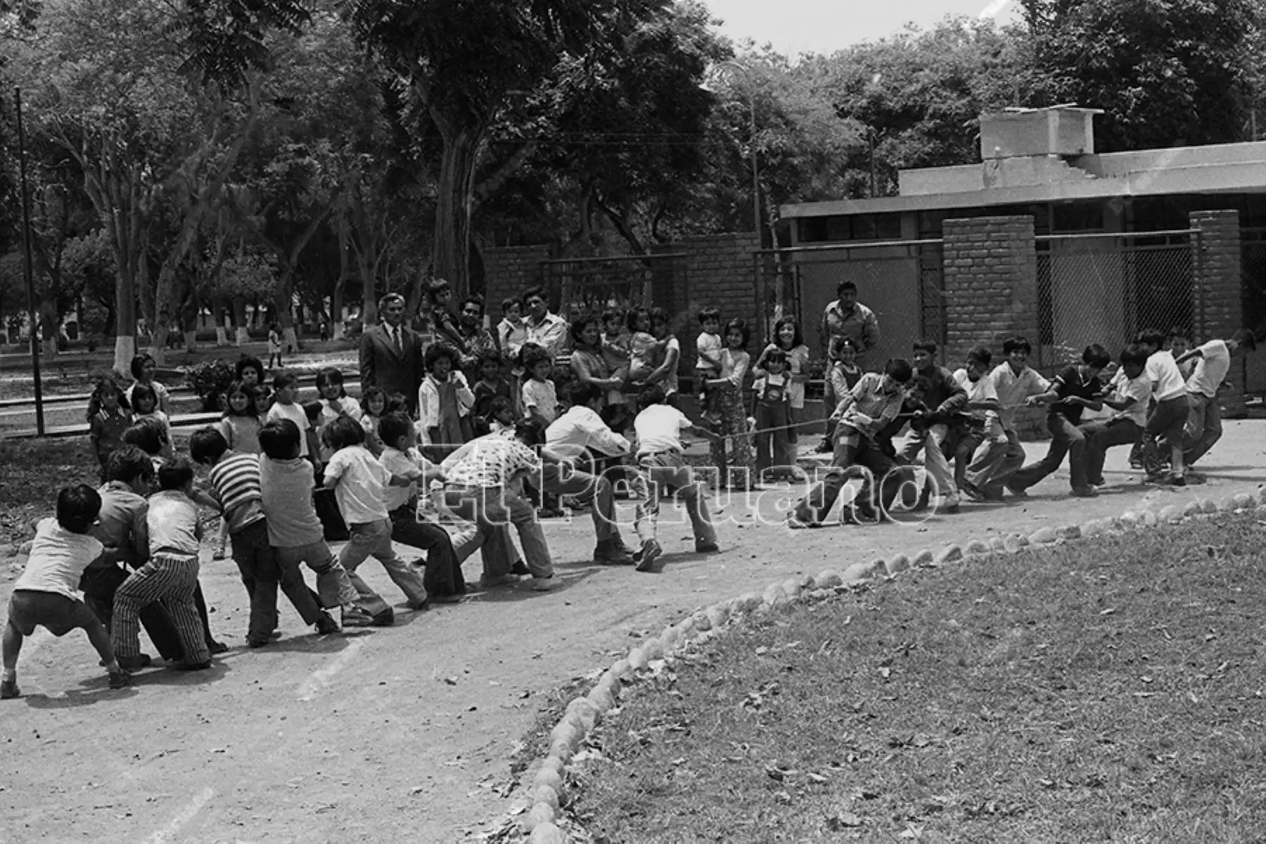 Lima - 17 diciembre 1974. Campaña del diario La Crónica "En busca del juego perdido" por los barrios de  Lima para promover  esos juegos que ya entonces parecían escaparse de la memoria colectiva. Foto: Archivo Histórico de El Peruano / Virgilio Molero.