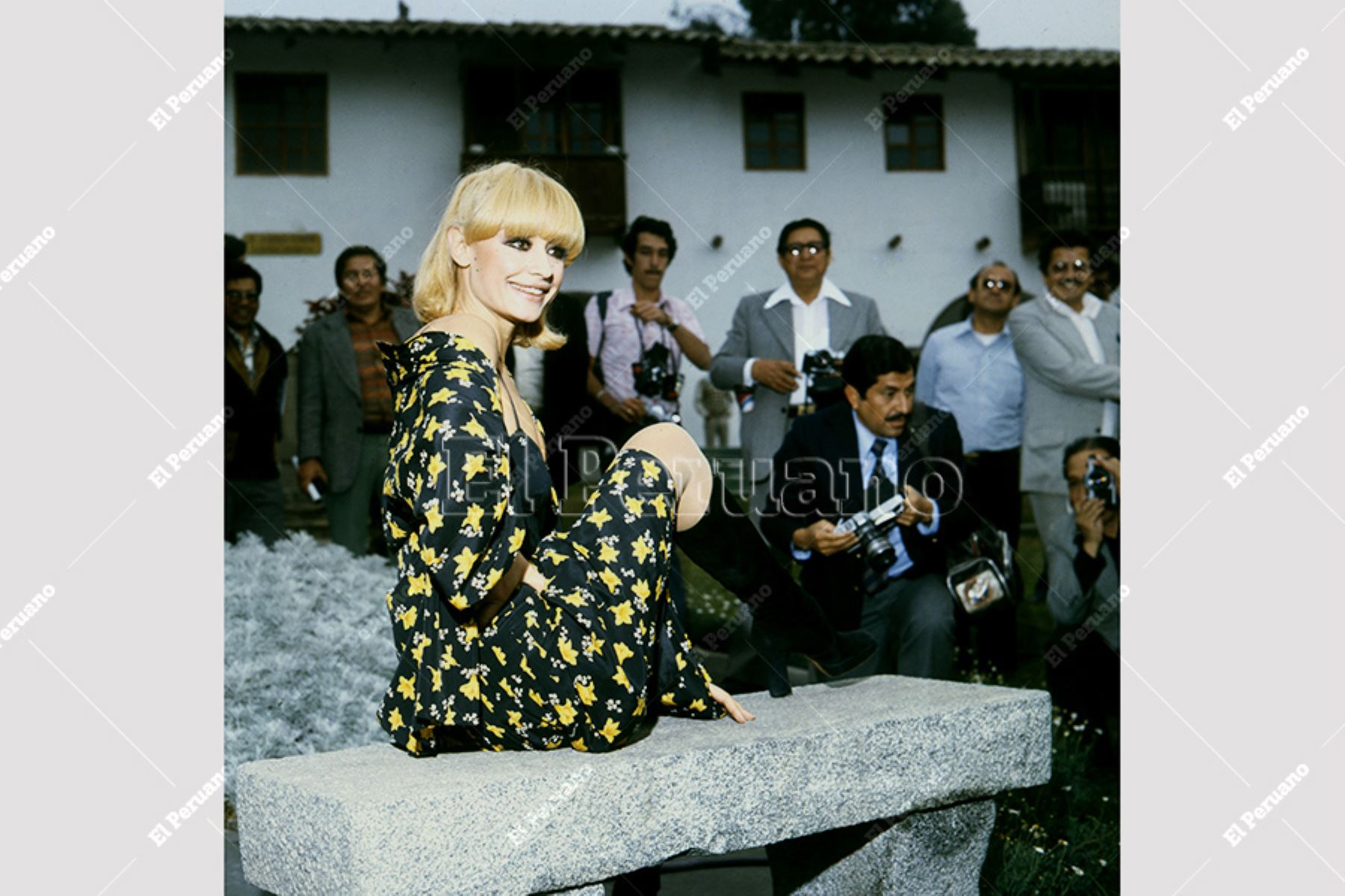 Lima -  noviembre 1979. Raffaella Carrá llegó al Perú en medio de una gran expectativa. La cantante italiana posó para los fotógrafos en el hotel donde se hospedaba. Foto: Archivo Histórico de El Peruano