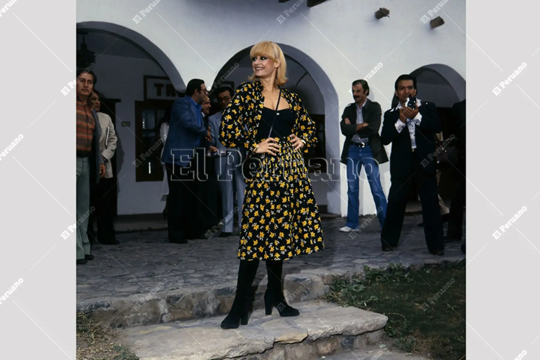 Lima -  noviembre 1979. Raffaella Carrá llegó al Perú en medio de una gran expectativa. La cantante italiana posó para los fotógrafos en el hotel donde se hospedaba. Foto: Archivo Histórico de El Peruano