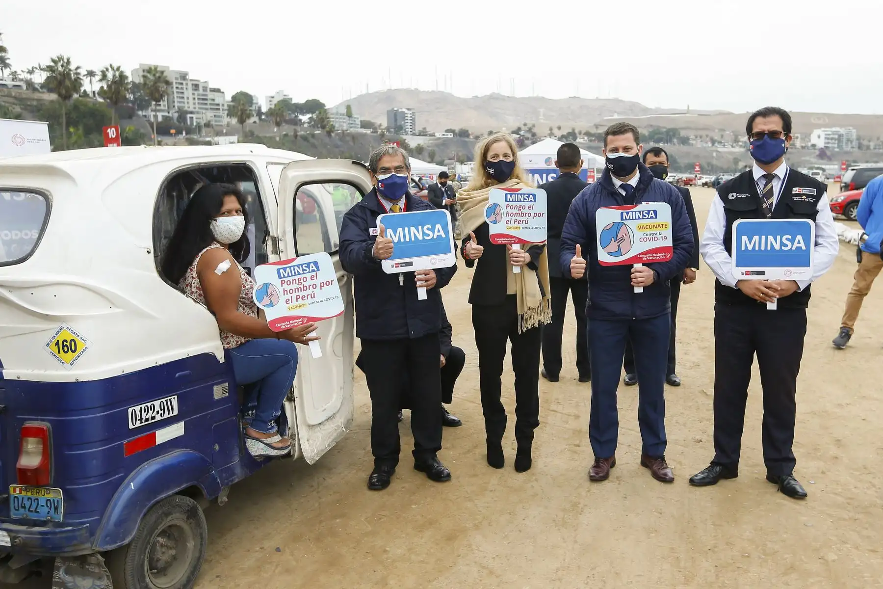 El ministro de Salud Oscar Ugarte y la embajadora de los Estados Unidos en Perú, Lisa Kenna, supervisan vacunación contra la covid-19 en los ‘Vacunacar’ de Magdalena y Chorrillos. Foto: ANDINA/Minsa