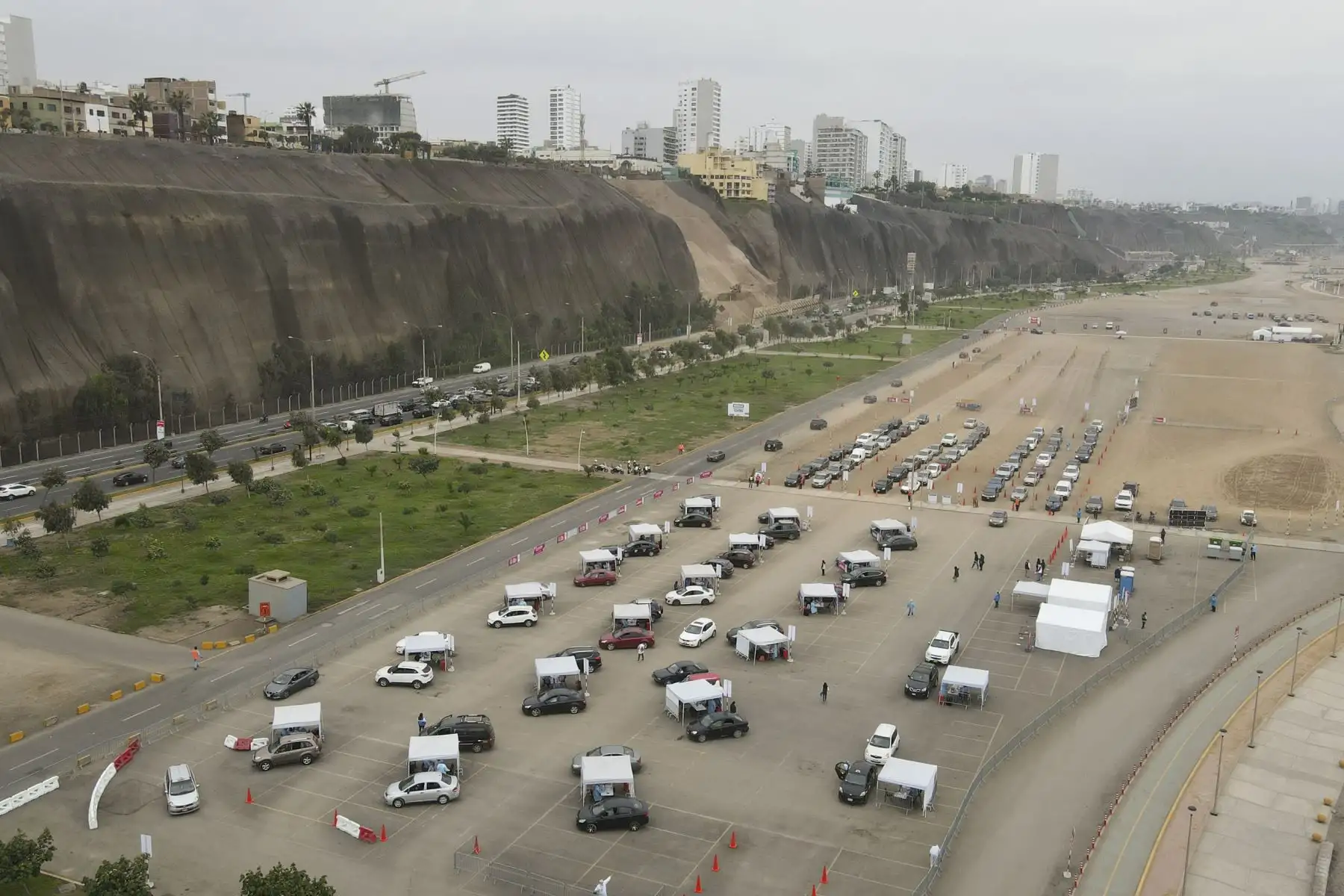 El ministro de Salud Oscar Ugarte y la embajadora de los Estados Unidos en Perú, Lisa Kenna, supervisan vacunación contra la covid-19 en los ‘Vacunacar’ de Magdalena y Chorrillos. Foto: ANDINA/Minsa
