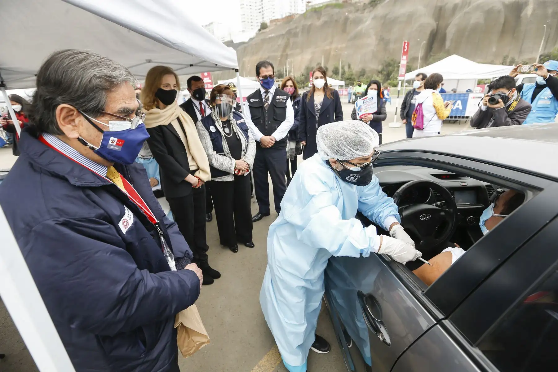 El ministro de Salud Oscar Ugarte y la embajadora de los Estados Unidos en Perú, Lisa Kenna, supervisan vacunación contra la covid-19 en los ‘Vacunacar’ de Magdalena y Chorrillos. Foto: ANDINA/Minsa