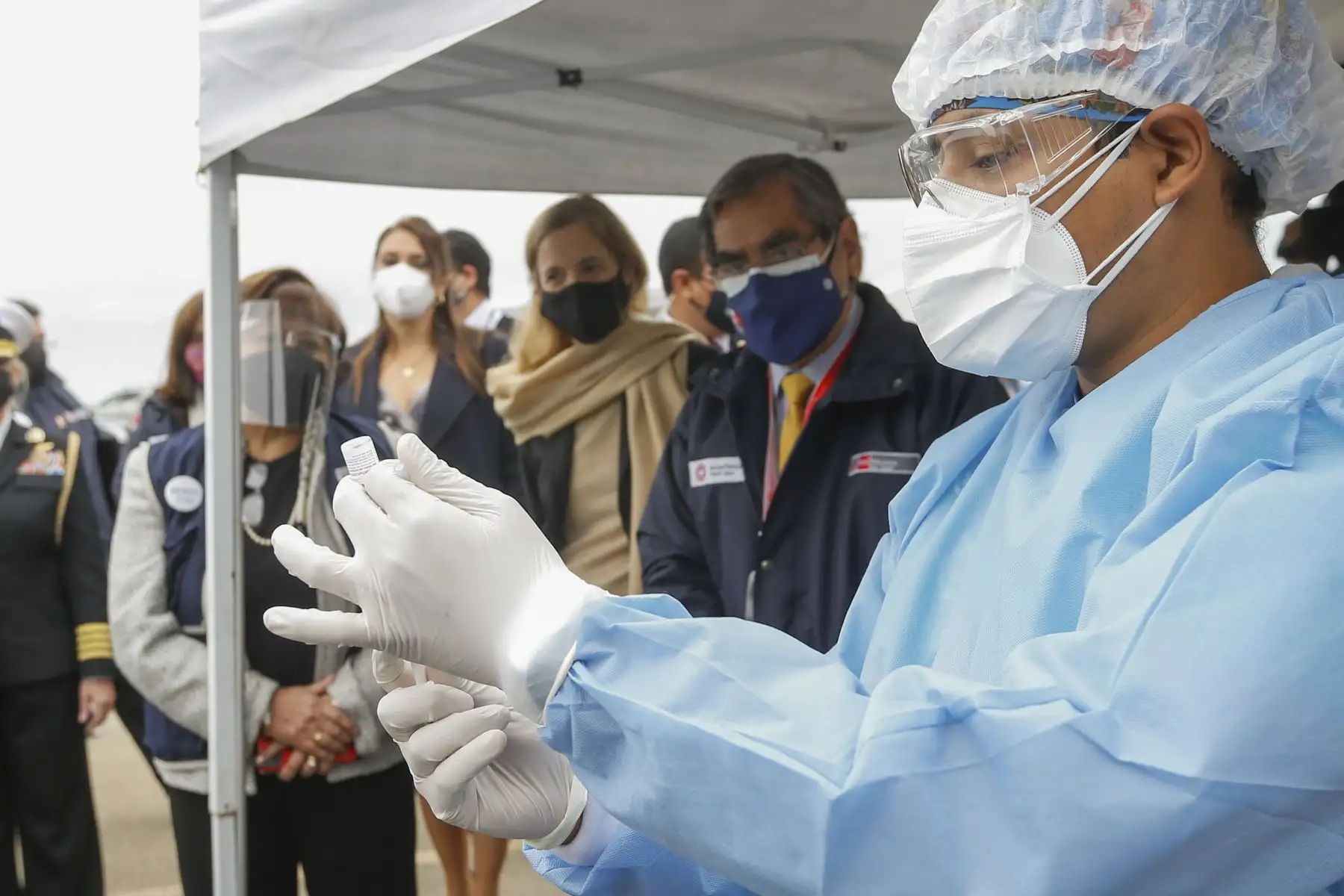 El ministro de Salud Oscar Ugarte y la embajadora de los Estados Unidos en Perú, Lisa Kenna, supervisan vacunación contra la covid-19 en los ‘Vacunacar’ de Magdalena y Chorrillos. Foto: ANDINA/Minsa
