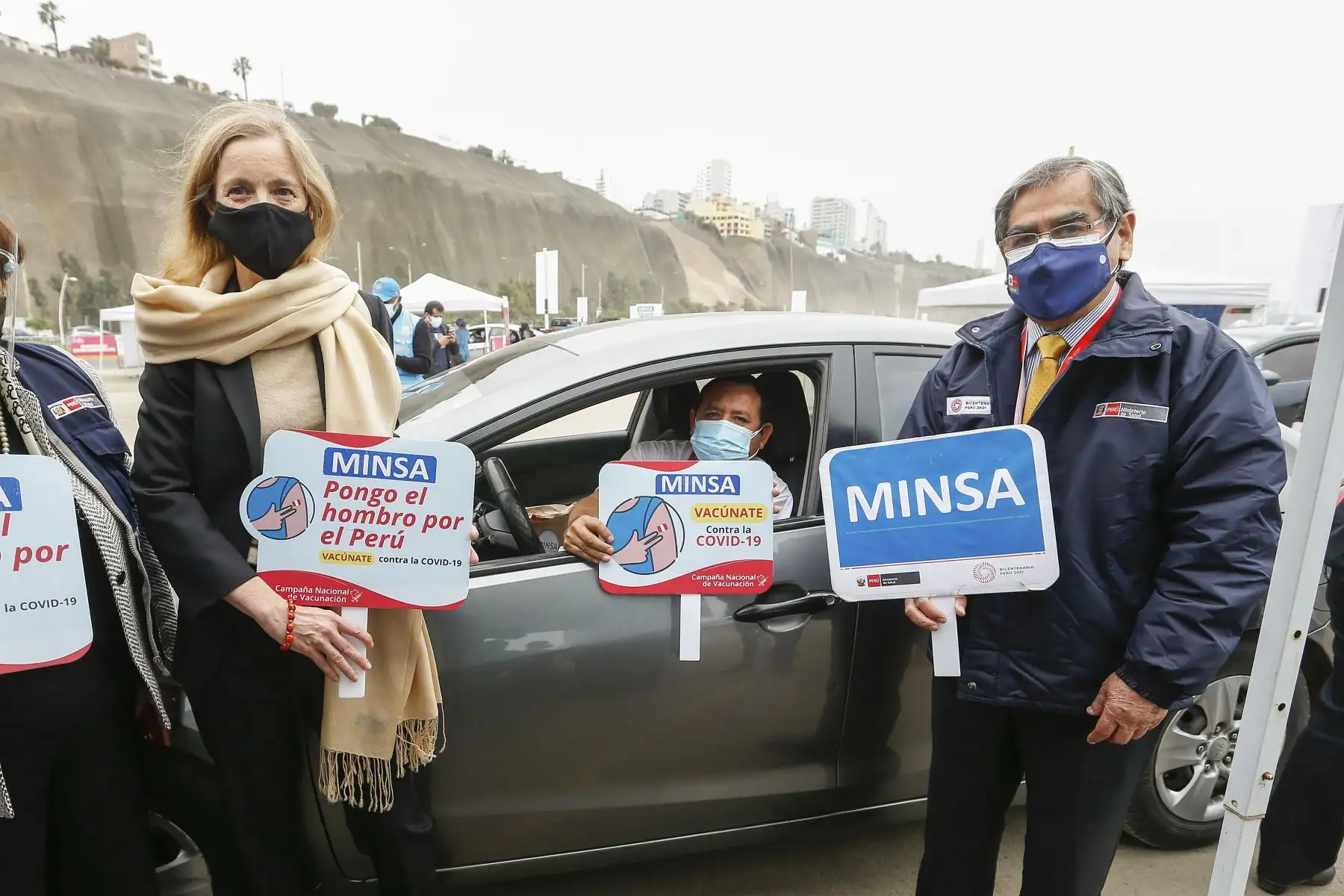 El ministro de Salud Oscar Ugarte y la embajadora de los Estados Unidos en Perú, Lisa Kenna, supervisan vacunación contra la covid-19 en los ‘Vacunacar’ de Magdalena y Chorrillos. Foto: ANDINA/Minsa
