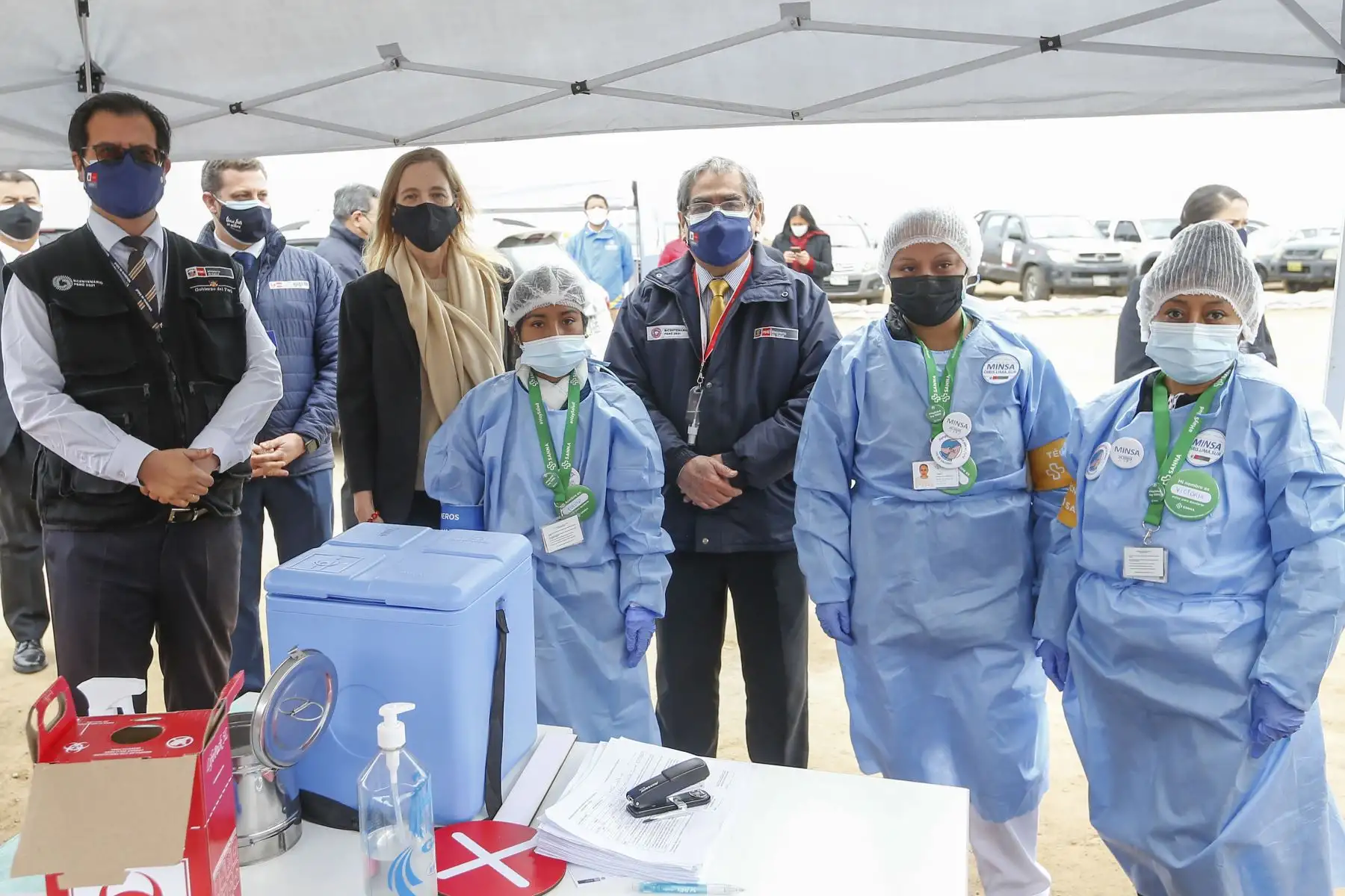 El ministro de Salud Oscar Ugarte y la embajadora de los Estados Unidos en Perú, Lisa Kenna, supervisan vacunación contra la covid-19 en los ‘Vacunacar’ de Magdalena y Chorrillos. Foto: ANDINA/Minsa