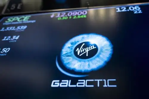 Virgin Galactic no utiliza un cohete clásico para lanzar su nave al espacio sino un avión que despega de una pista y luego deja caer en altitud la nave espacial que lleva adosada.