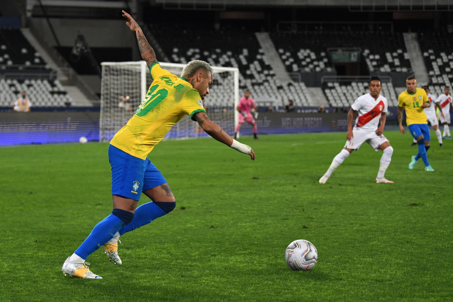 El brasileño Neymar se prepara para disparar durante la semifinal del torneo de fútbol de la Copa América Conmebol 2021 contra Perú en el Estadio Nilton Santos en Río de Janeiro, Brasil.
Foto: AFP