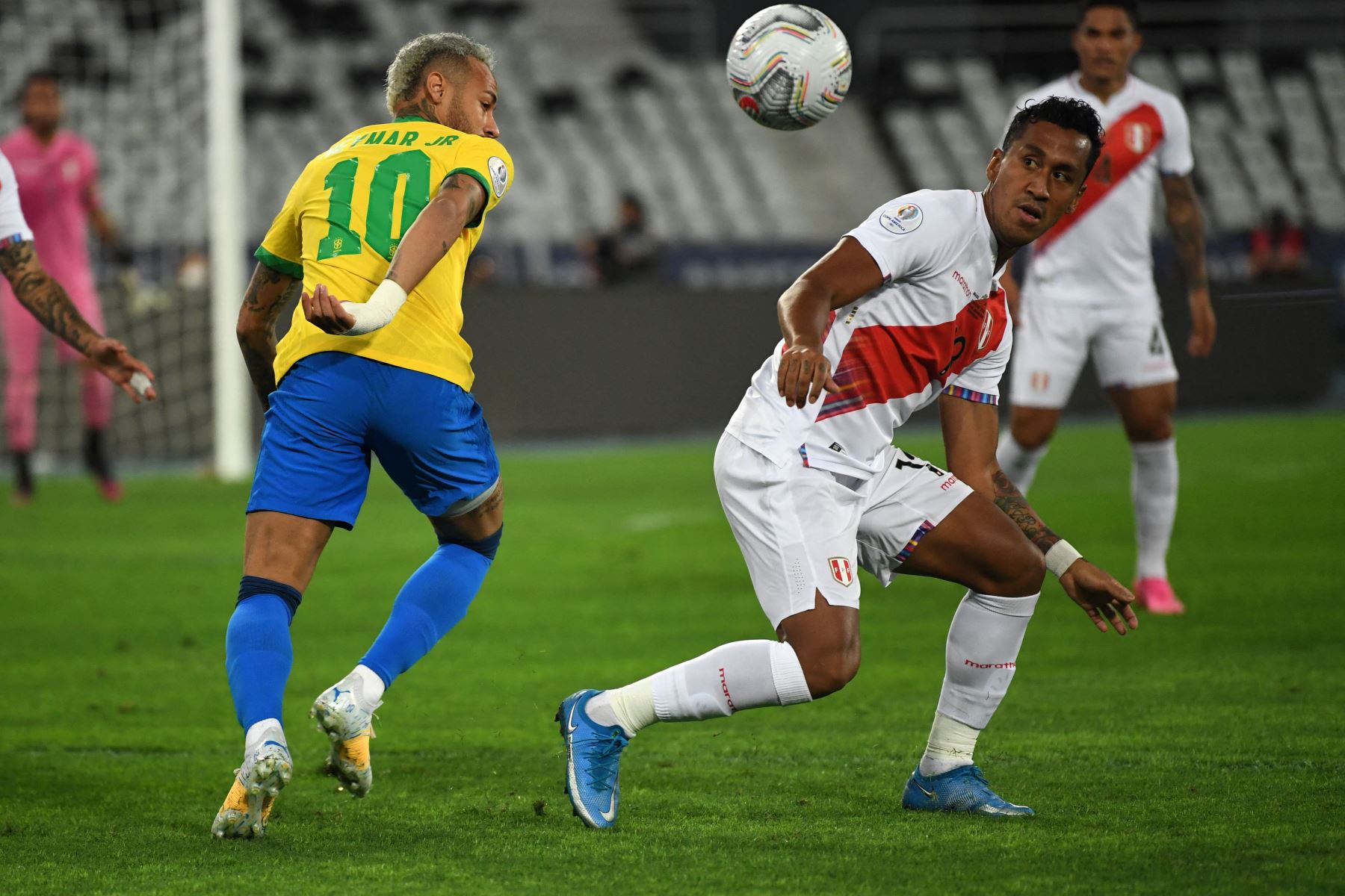 El brasileño Neymar y el peruano Renato Tapia compiten por el balón durante la semifinal del torneo de fútbol de la Copa América Conmebol 2021 en el estadio Nilton Santos de Río de Janeiro, Brasil.
Foto: AFP