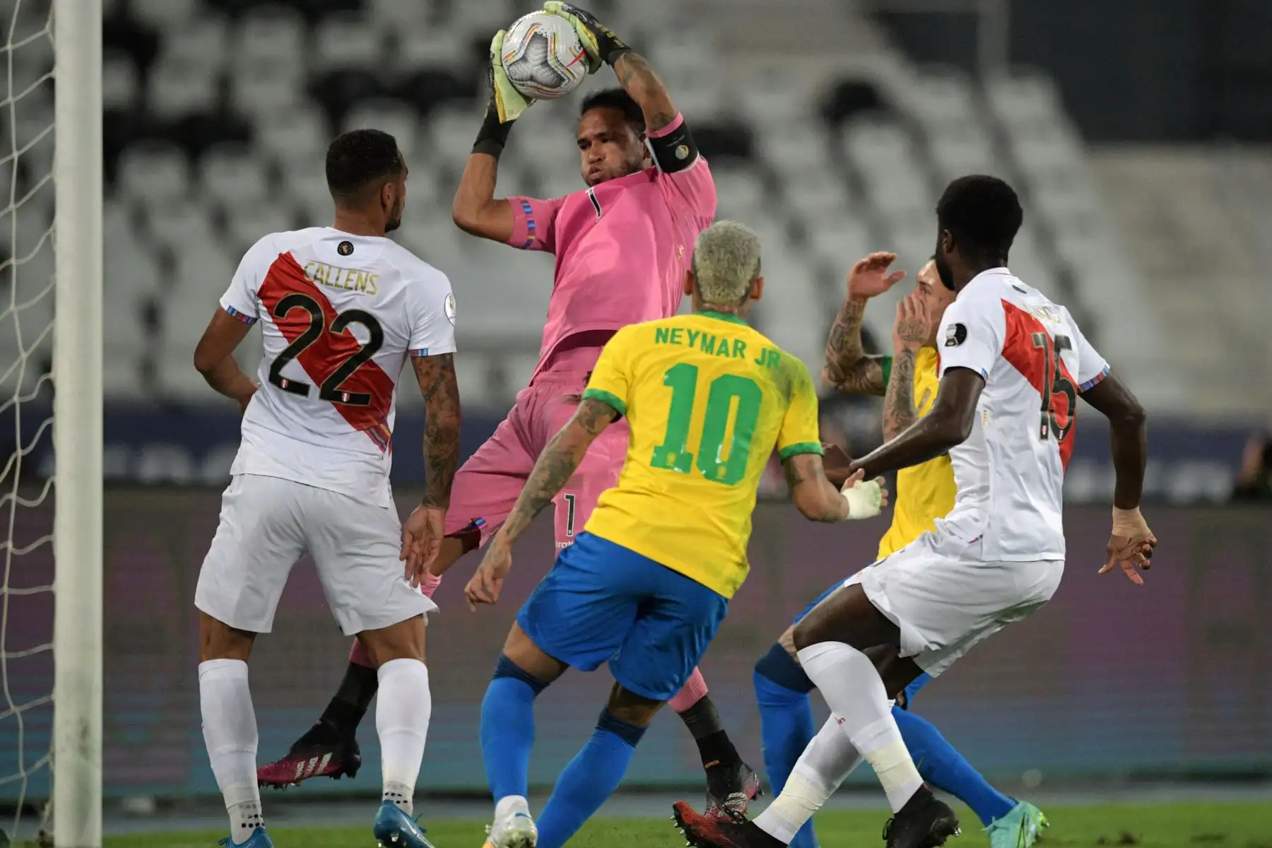 El portero peruano Pedro Gallese salta para agarrar el balón durante la semifinal del torneo de fútbol de la Copa América Conmebol 2021 contra Brasil en el Estadio Nilton Santos en Río de Janeiro, Brasil.
Foto: AFP