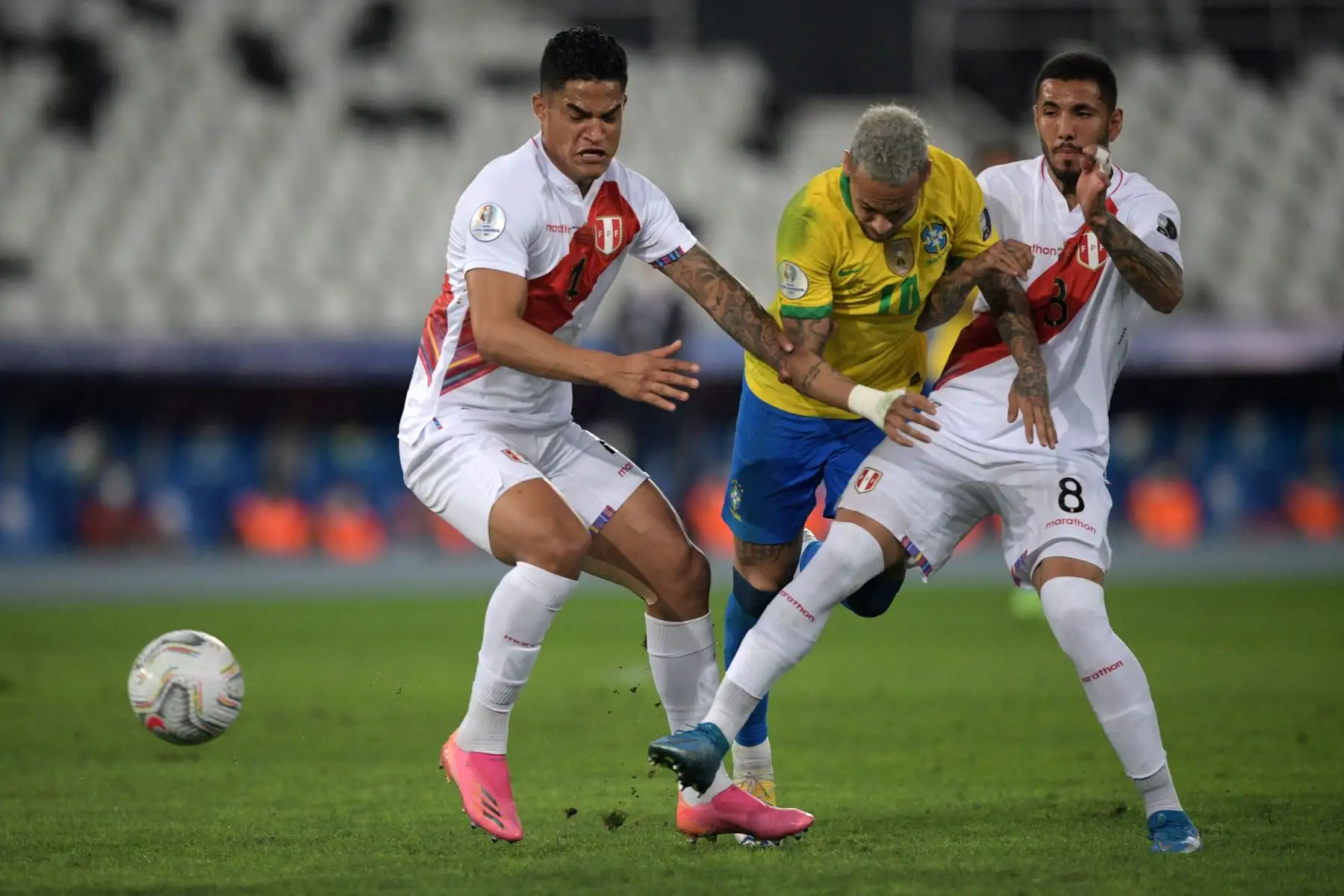 El brasileño Neymar compite por el balón con el peruano Anderson Santamaria (L) y el peruano Sergio Peña durante la semifinal del torneo de fútbol de la Copa América Conmebol 2021 en el estadio Nilton Santos de Río de Janeiro, Brasil.
Foto: AFP