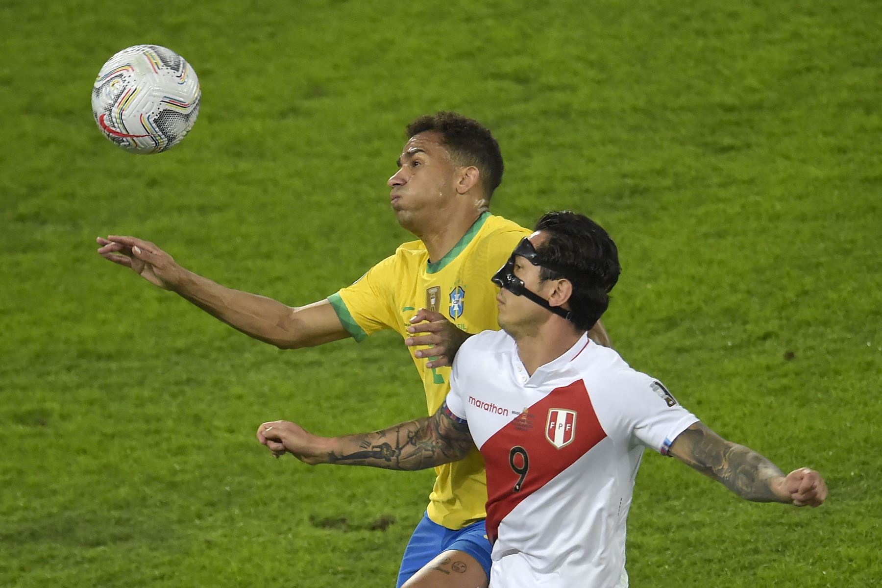 El brasileño Danilo y el peruano Gianluca Lapadula compiten por el balón durante la semifinal del torneo de fútbol de la Copa América Conmebol 2021 en el estadio Nilton Santos de Río de Janeiro, Brasil.
Foto: AFP
