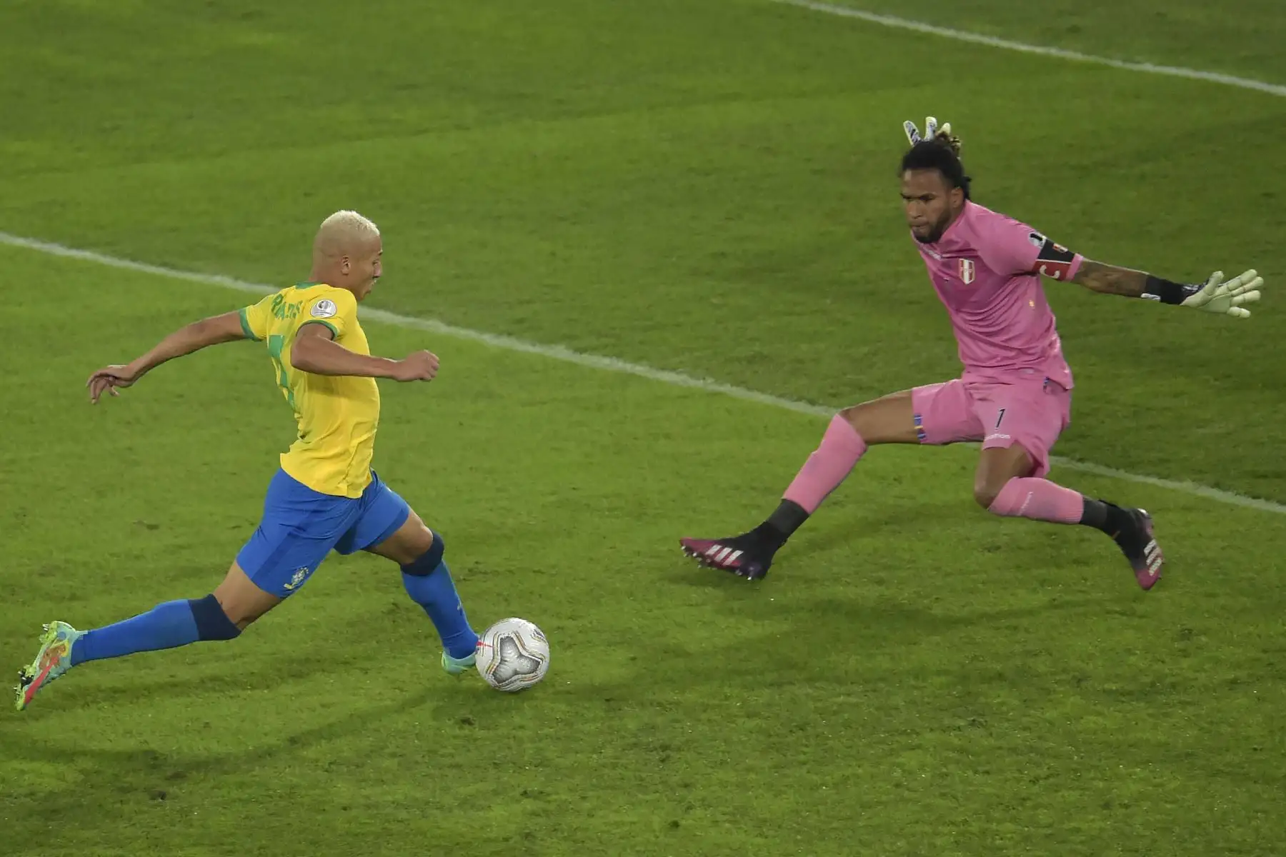 Richarlison de Brasil se acerca al portero peruano Pedro Gallese durante la semifinal del torneo de fútbol de la Copa América Conmebol 2021 en el estadio Nilton Santos de Río de Janeiro, Brasil.
Foto: AFP