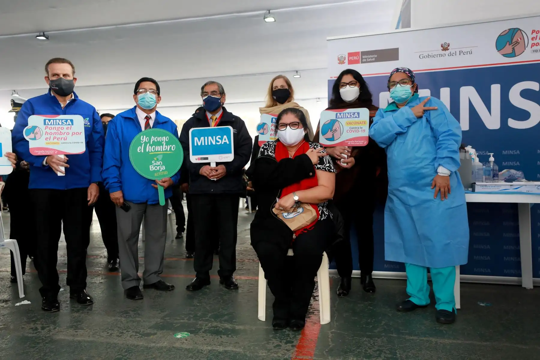 Ministros de Estado supervisan vacunación en San Borja.