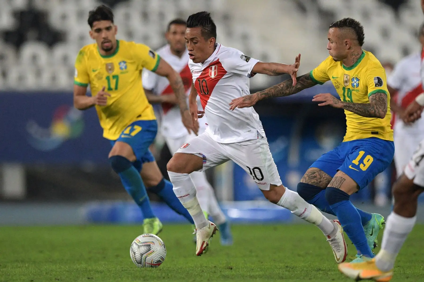 El peruano Christian Cueva intenta regatear al brasileño Everton y al brasileño Lucas Paqueta durante el partido de semifinales del torneo de fútbol de la Copa América Conmebol 2021 en el Estadio Nilton Santos en Río de Janeiro, Brasil.
Foto: AFP