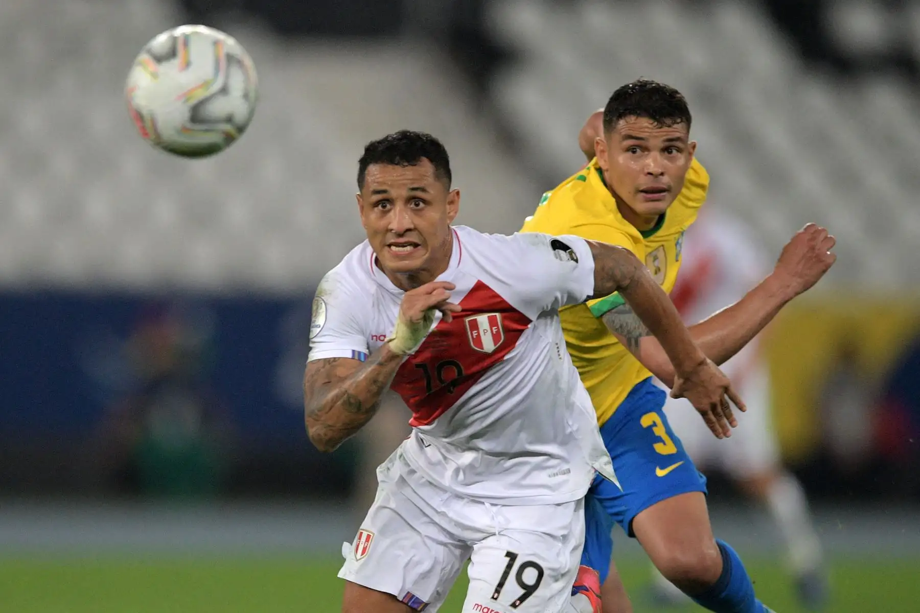 El peruano Yoshimar Yotun y el brasileño Thiago Silva compiten por el balón durante la semifinal del torneo de fútbol de la Copa América Conmebol 2021 en el estadio Nilton Santos de Río de Janeiro, Brasil.
Foto: AFP